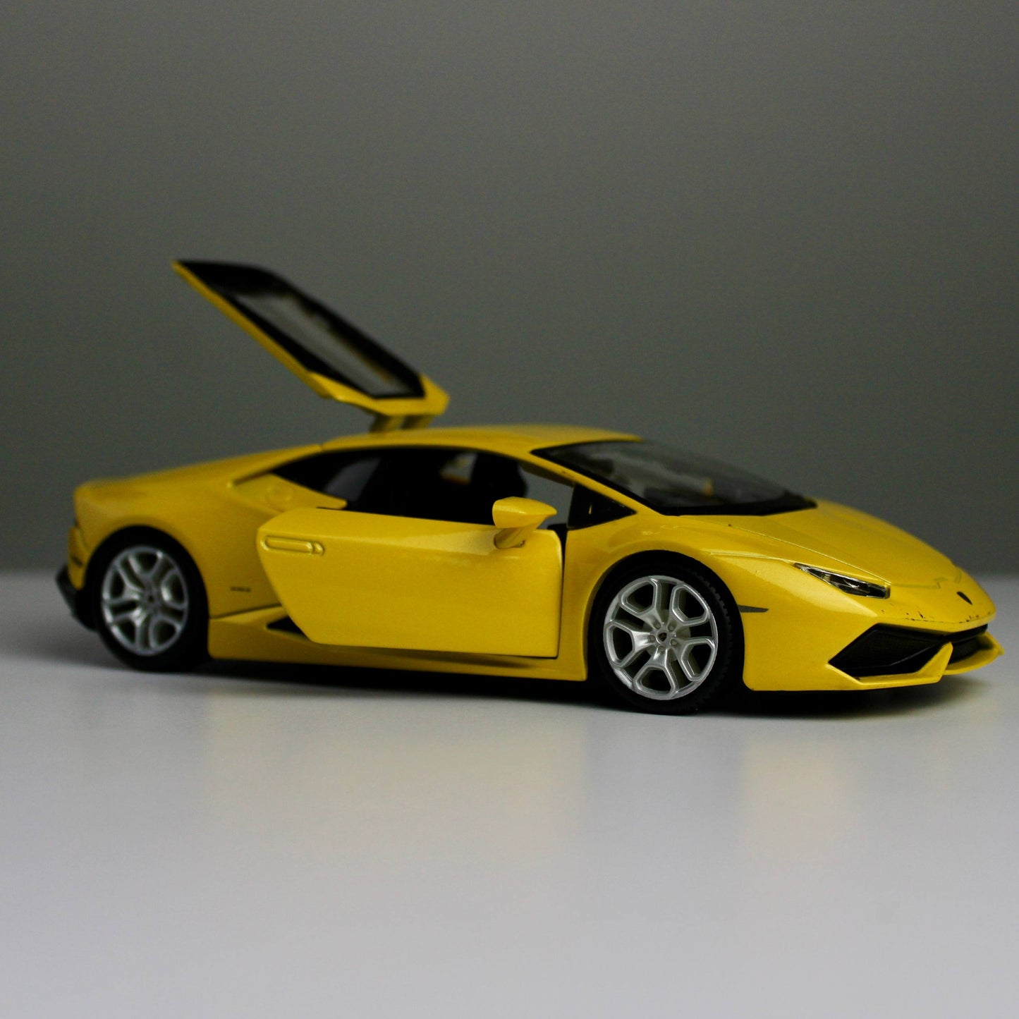 Maisto Lamborghini Huracán LP 610-4 1:24 Die-Cast Model Car