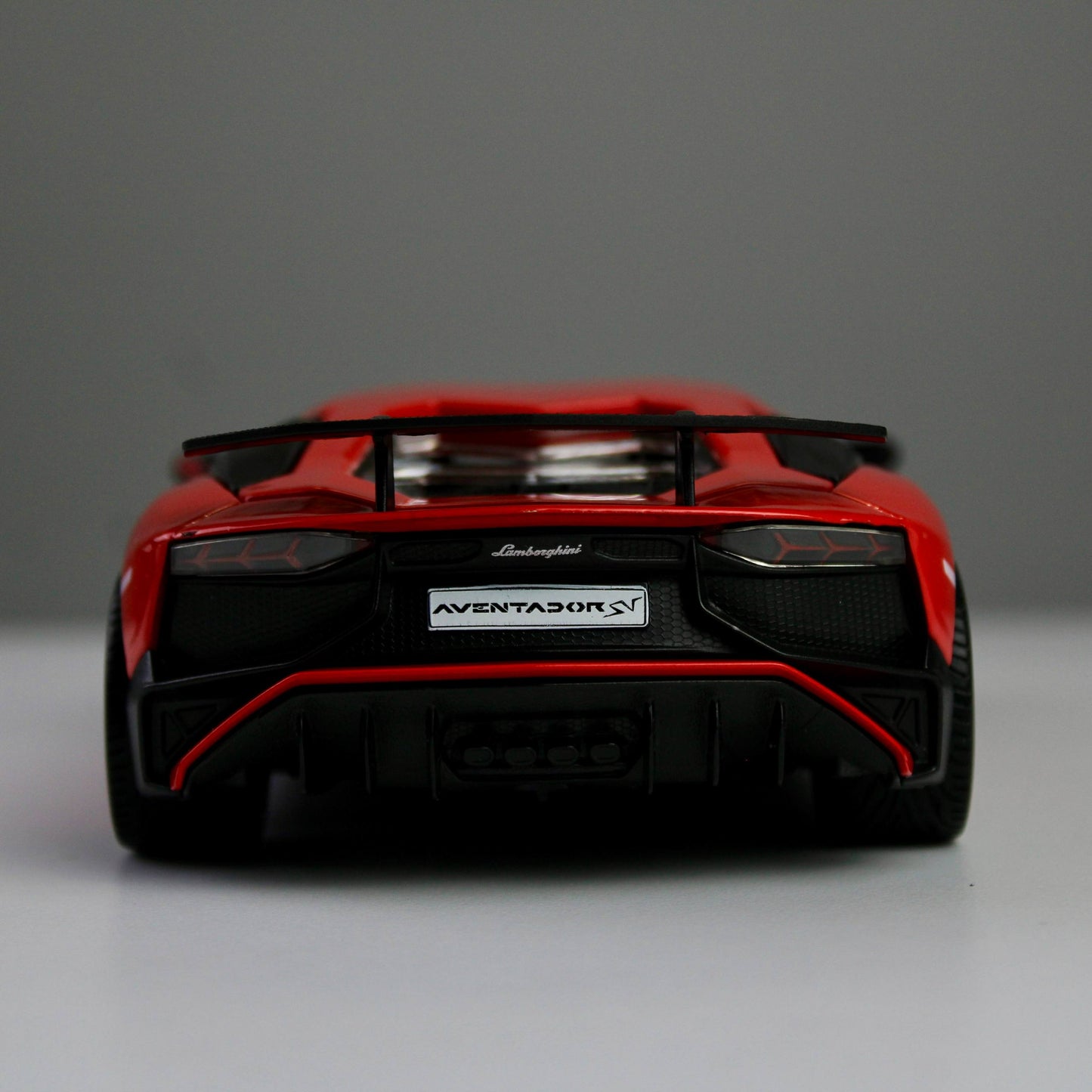 Bburago Lamborghini Aventador LP 750-4 SV سيارة موديل مصبوبة بمقياس 1:24