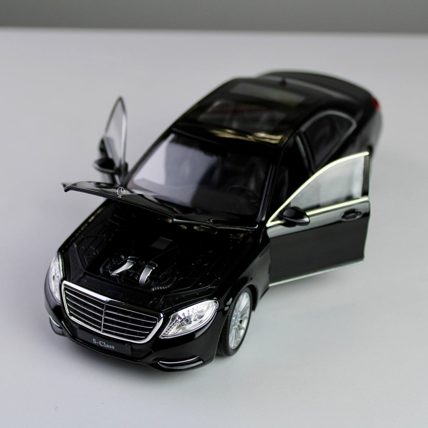 Welly Mercedes-Benz S-Class 1:24 Die-Cast Model Car