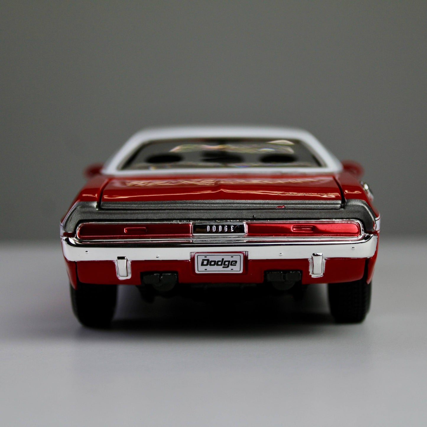 Maisto Dodge Challenger R/T Coupe 1970 1:24 Die-Cast Model Car