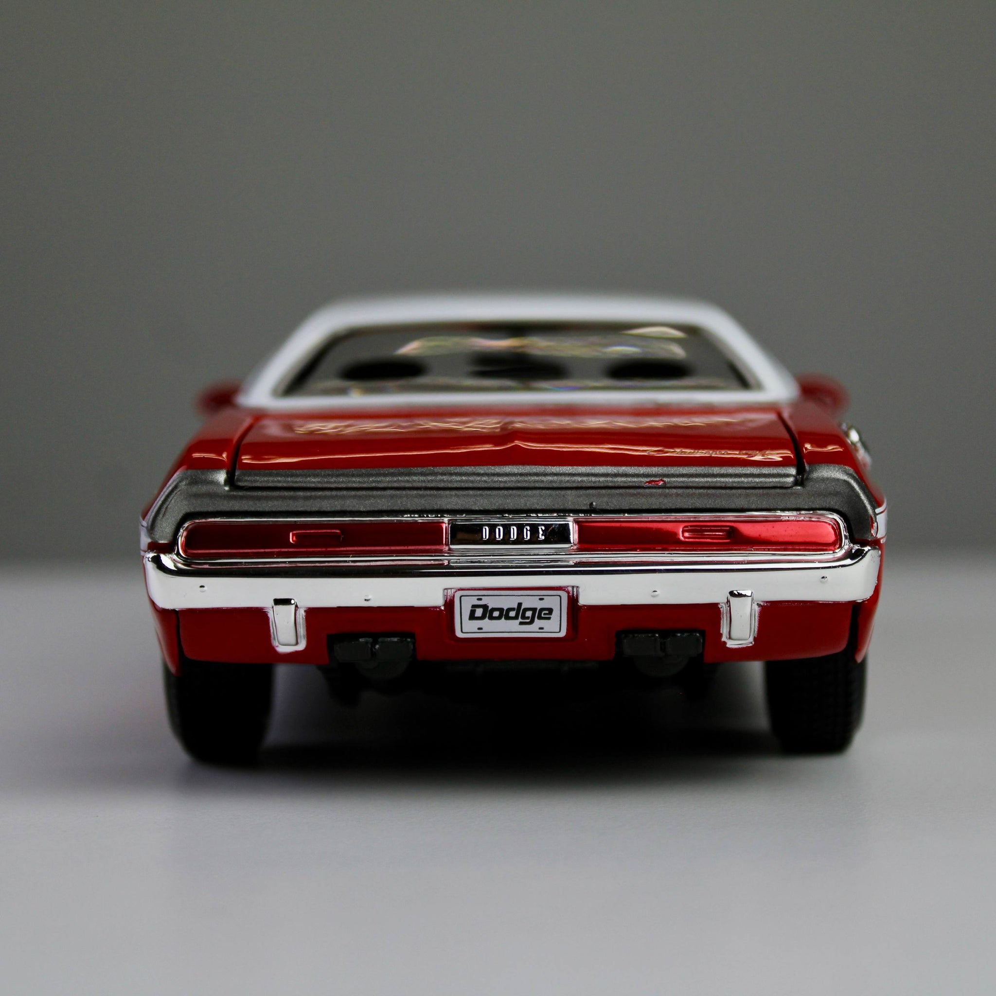 Maisto Dodge Challenger R/T Coupe 1970 1:24 Die-Cast Model Car