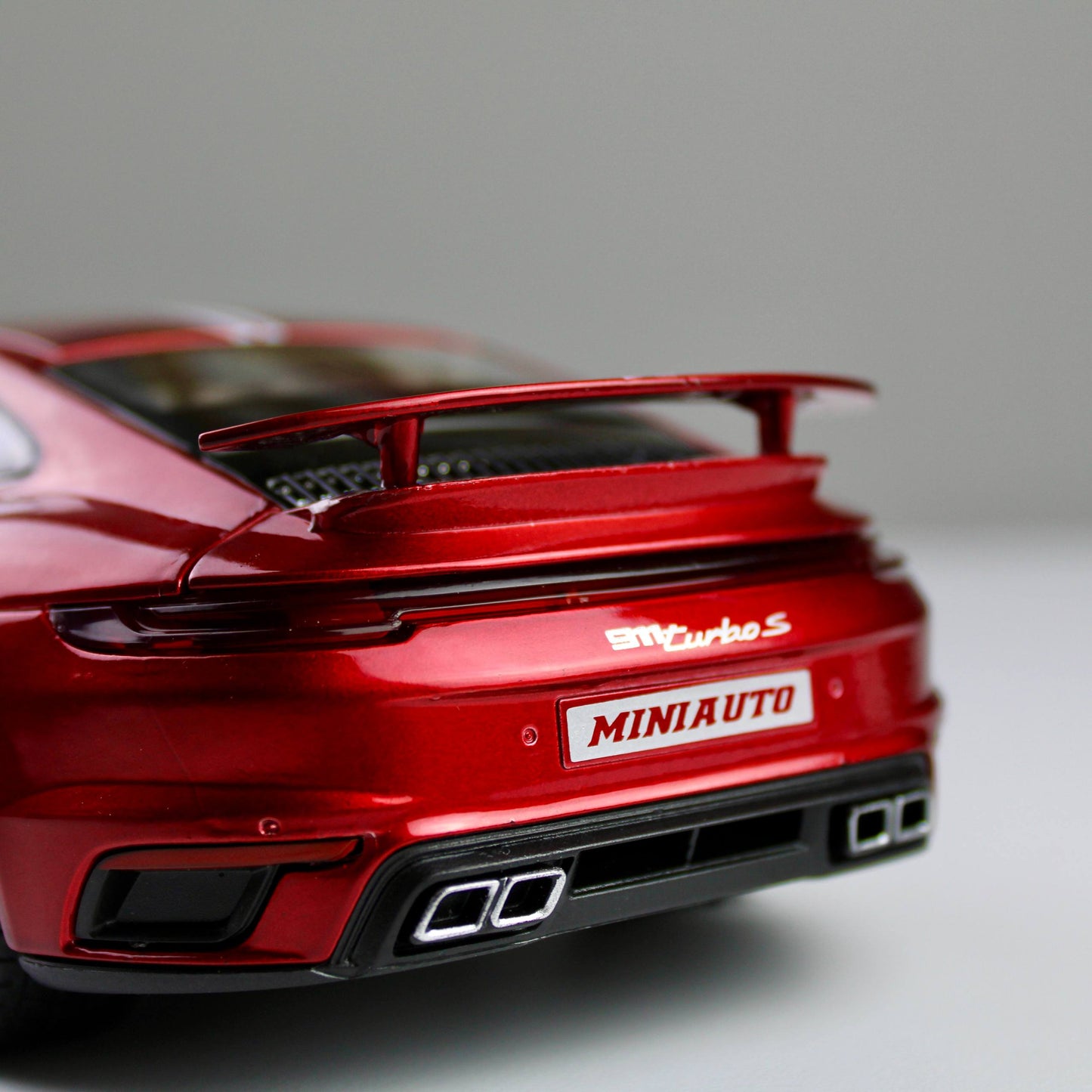 Porsche 911 Turbo 1:24 Die-Cast Model Car