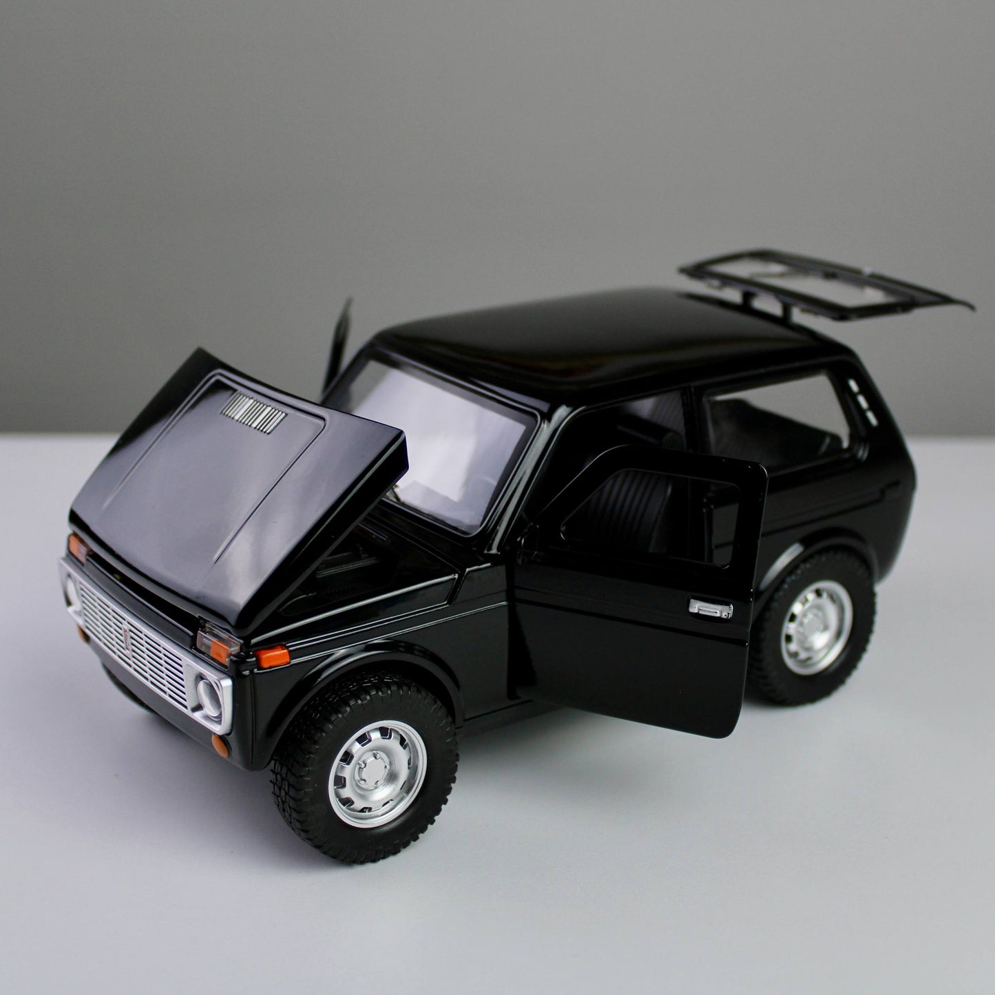 Lada Niva 1:18 Die-Cast Model SUV