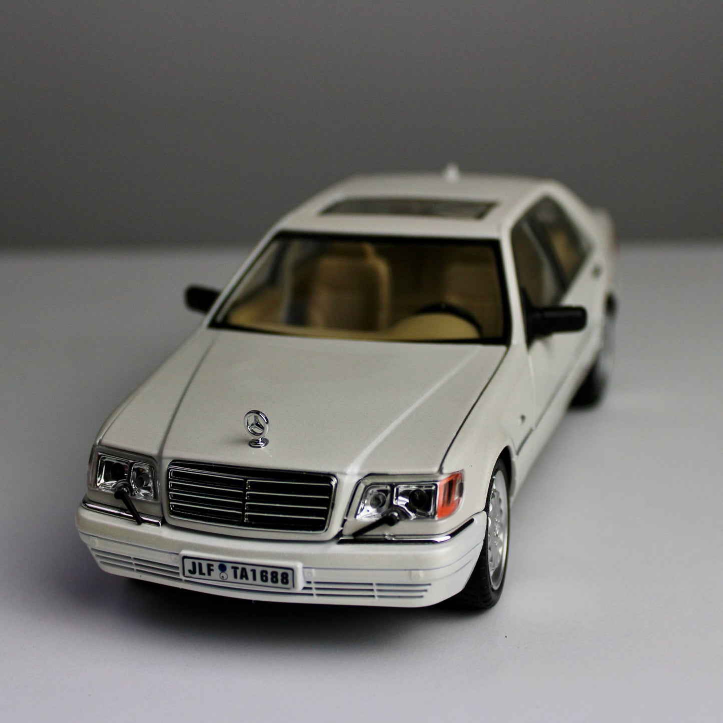 Mercedes-Benz S320 Classic Model Car – 1:24 Scale