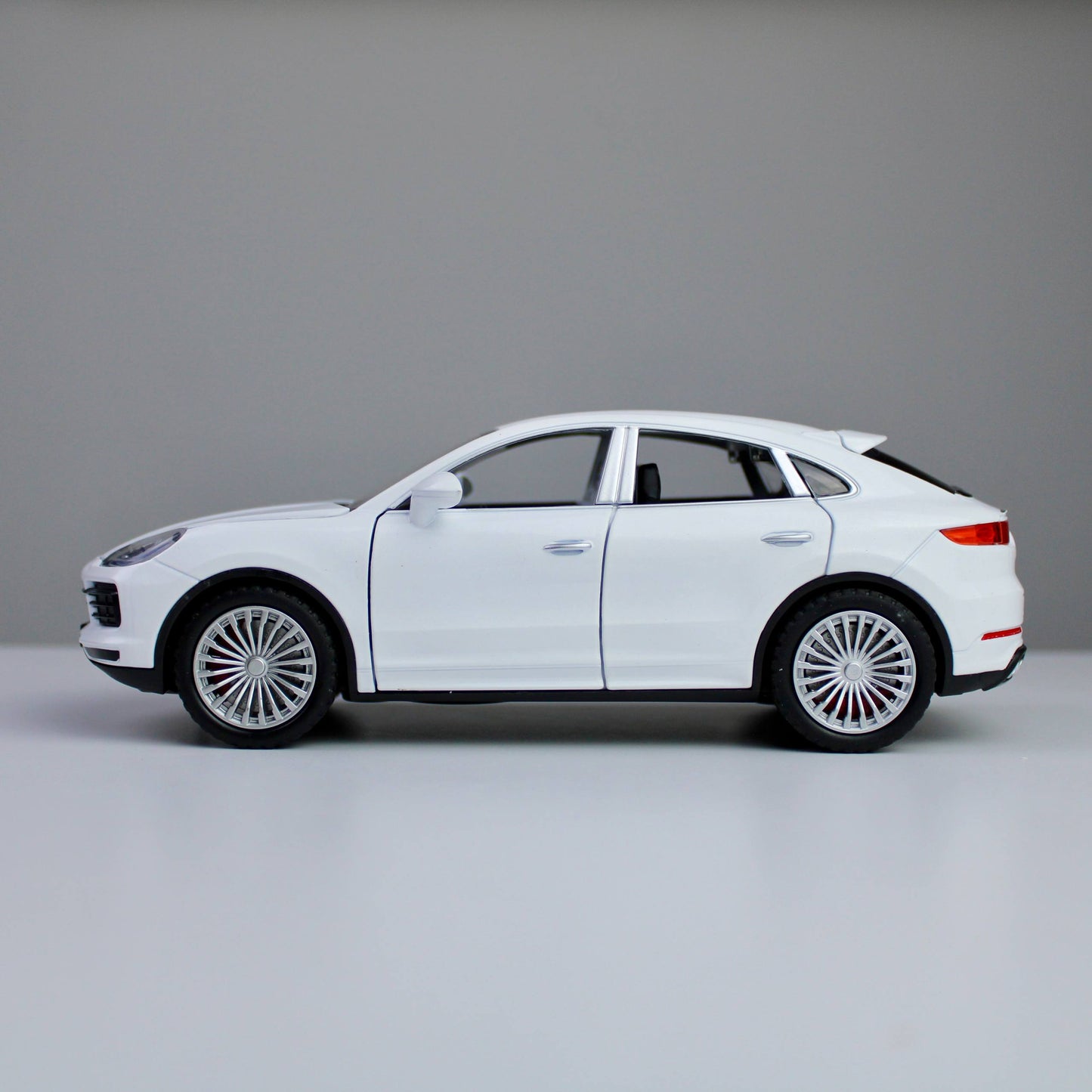 Porsche Cayenne S – 1:24 Die-Cast SUV Model with Light & Sound