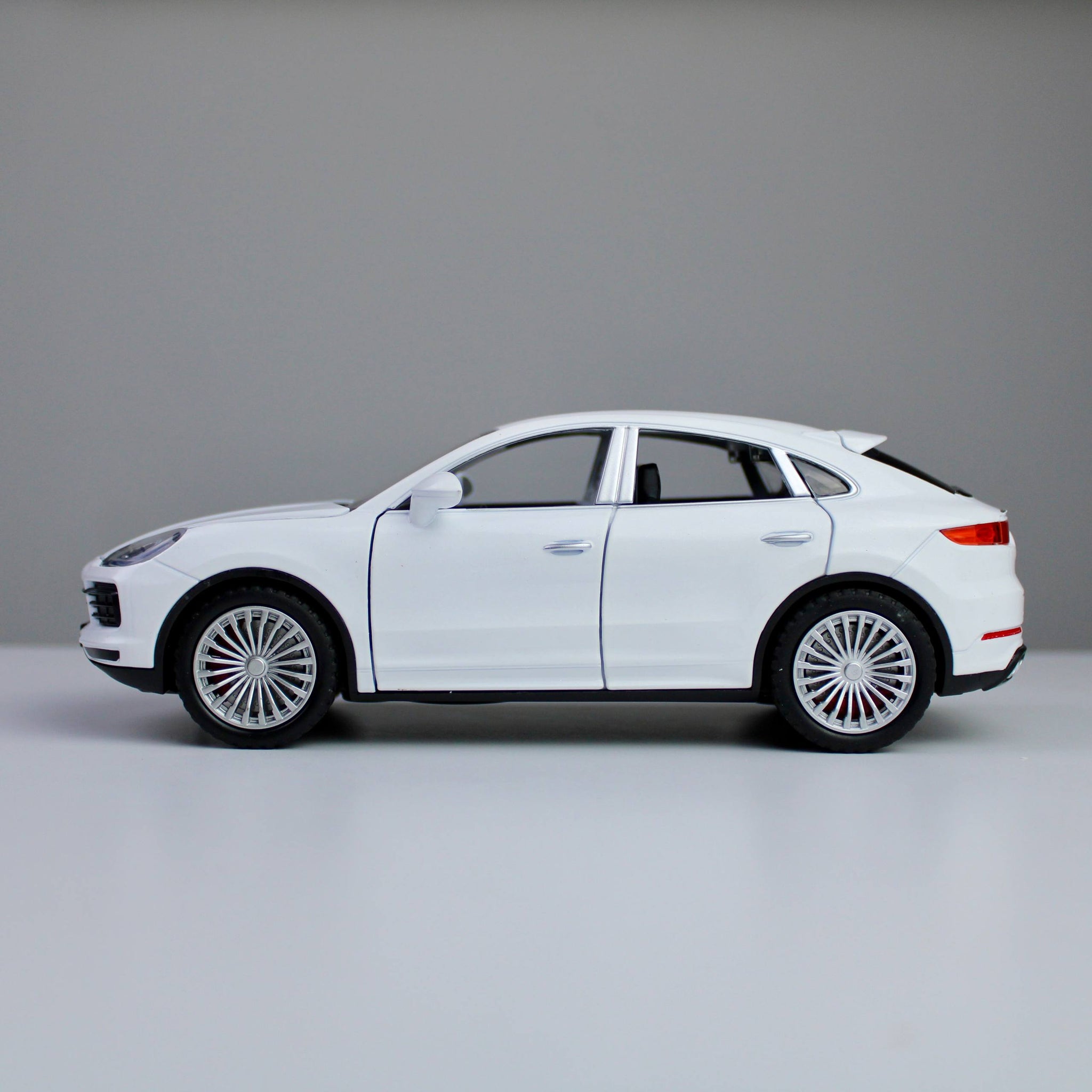 Porsche Cayenne S – 1:24 Die-Cast SUV Model with Light & Sound