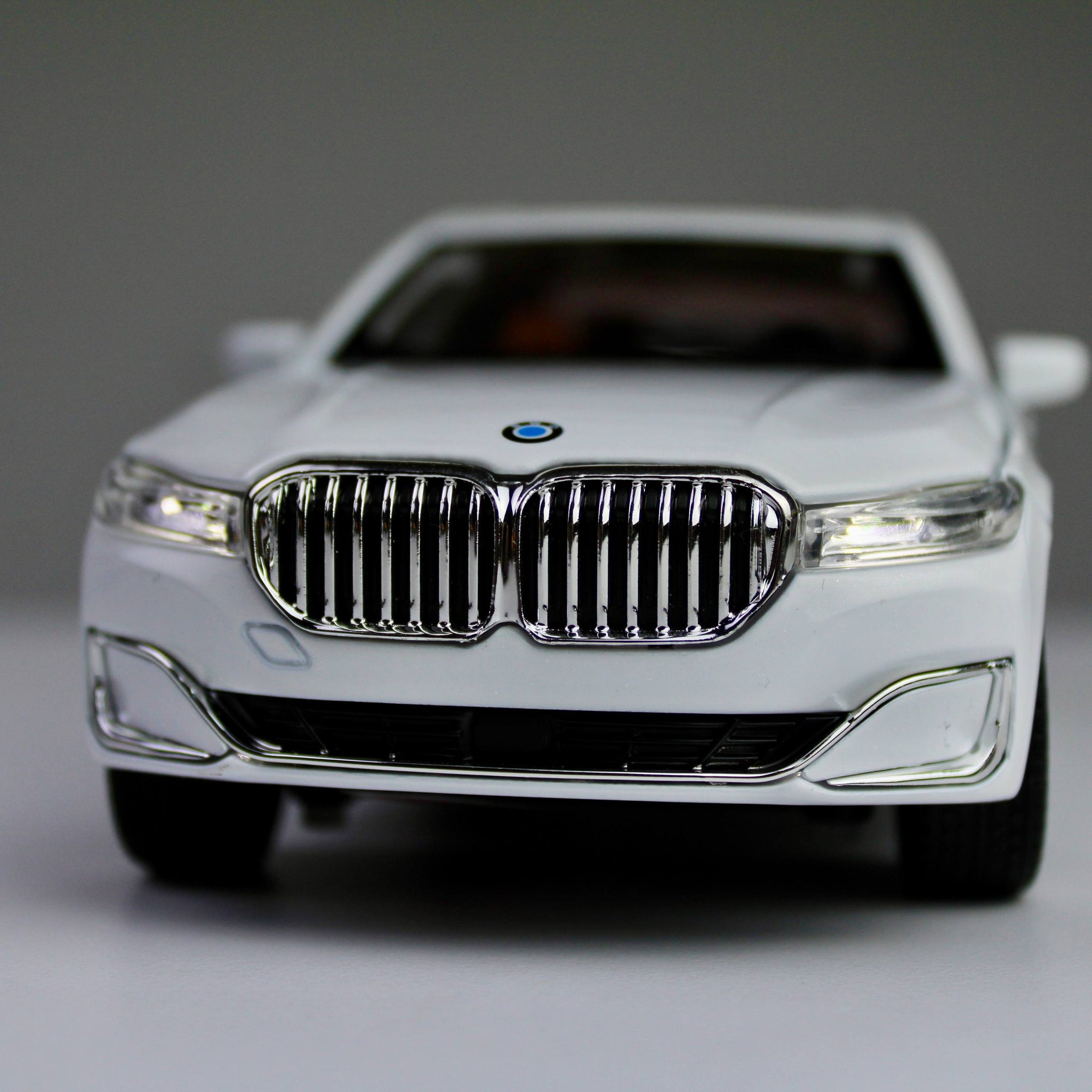 BMW 760Li Luxury Edition – 1:24 Die-Cast Model with Light & Sound