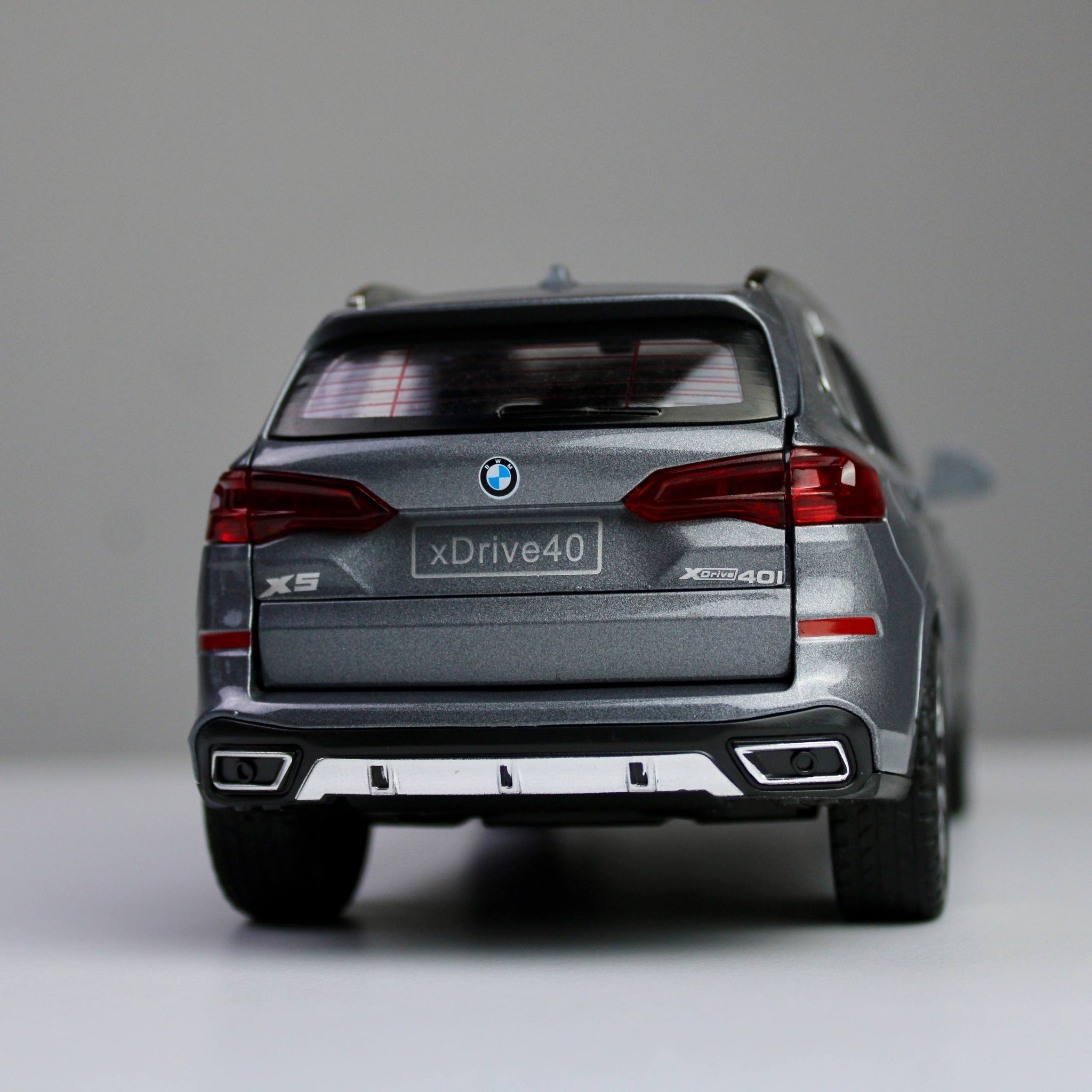 BMW X5 M Performance – نموذج سيارة رياضية متعددة الاستخدامات (SUV) مصبوبة بمقياس 1:24 مع أضواء LED