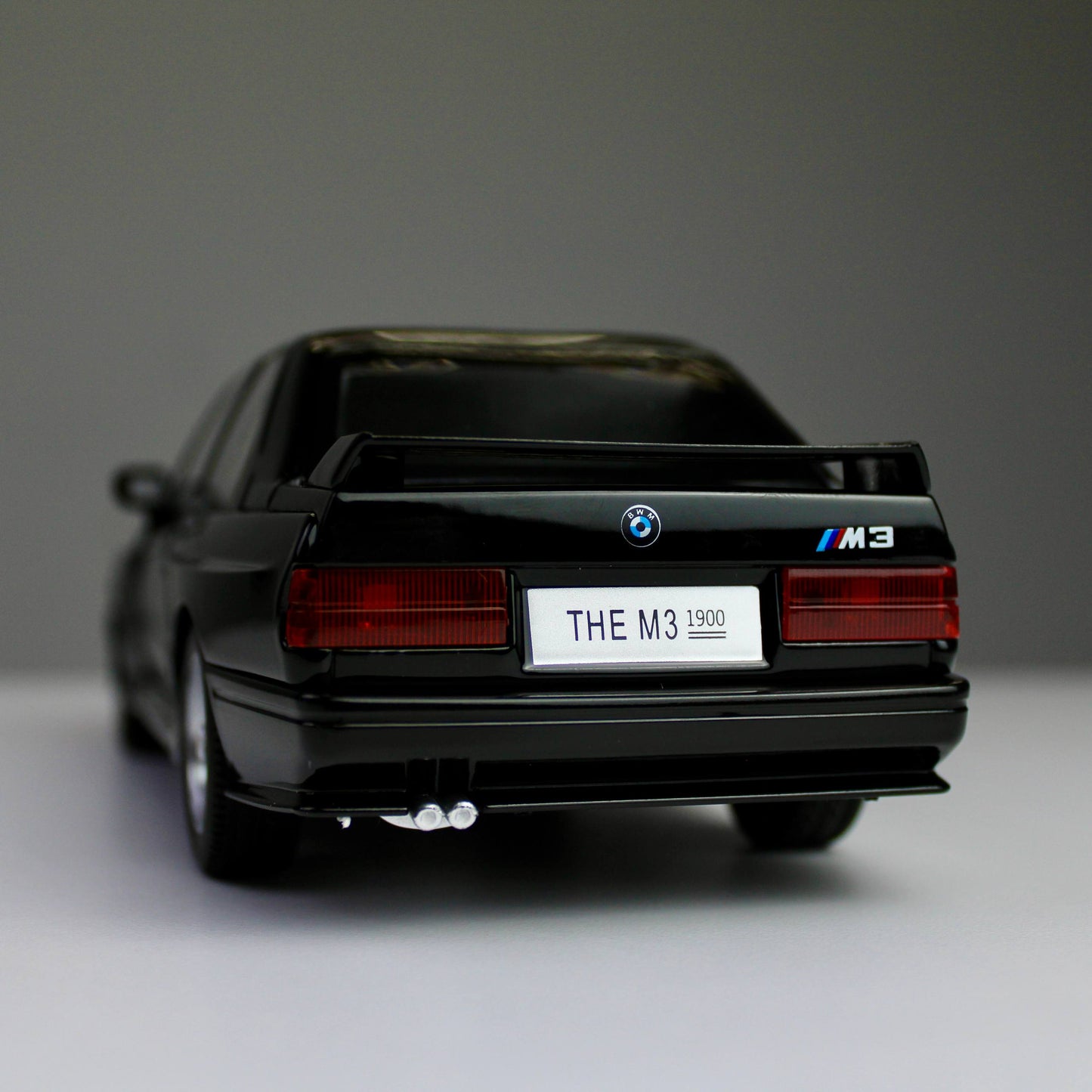 BMW M3 E30 – 1:24 Classic Die-Cast Model Car