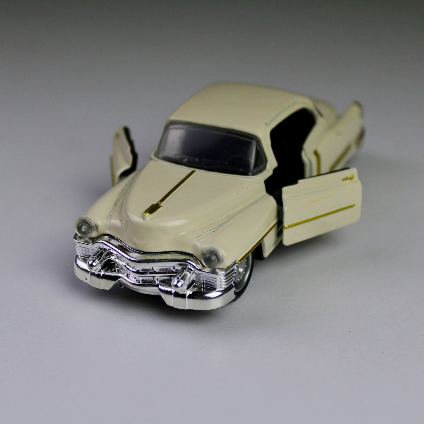Classic Cadillac Die-Cast Model Car – 1:32 Scale