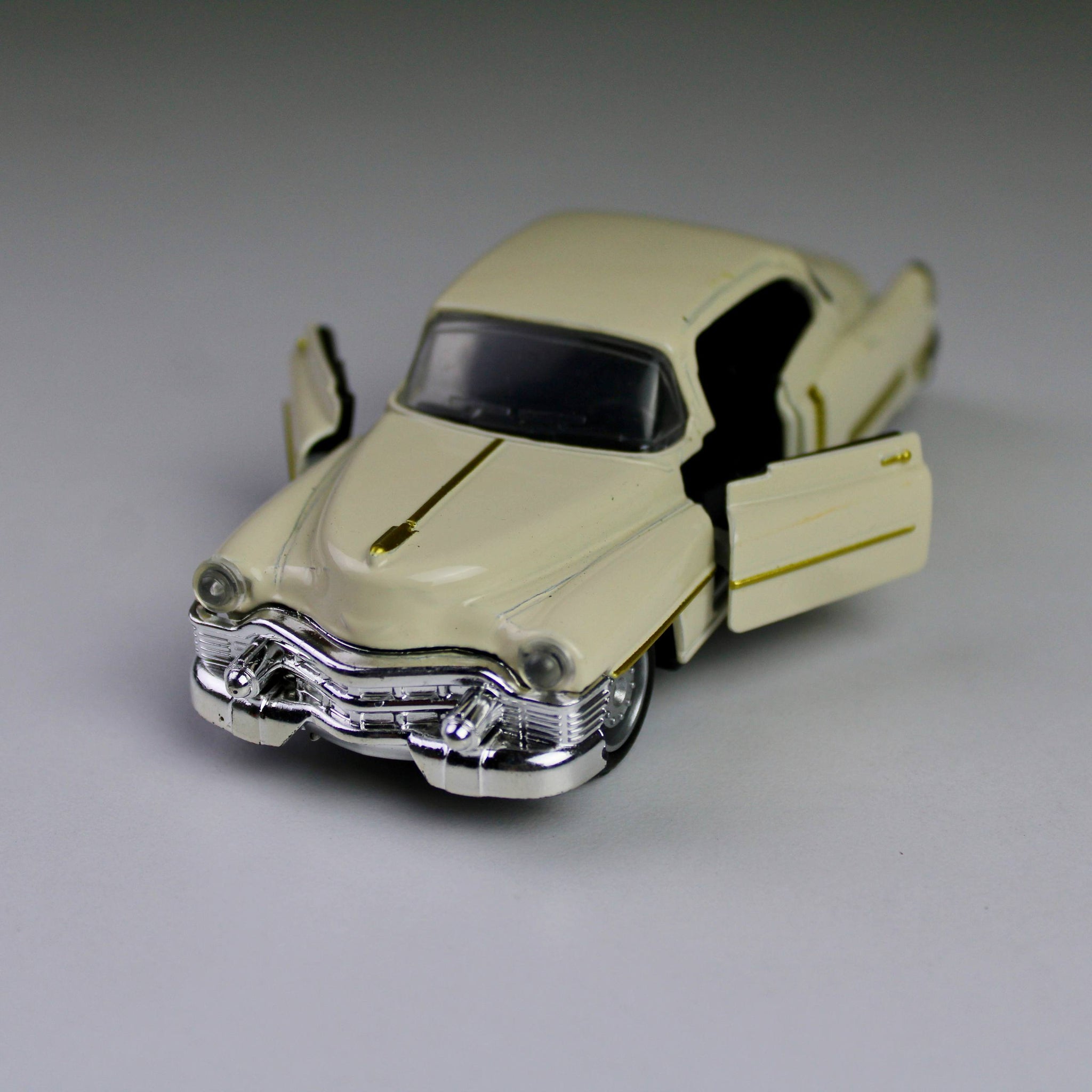 Classic Cadillac Die-Cast Model Car – 1:32 Scale