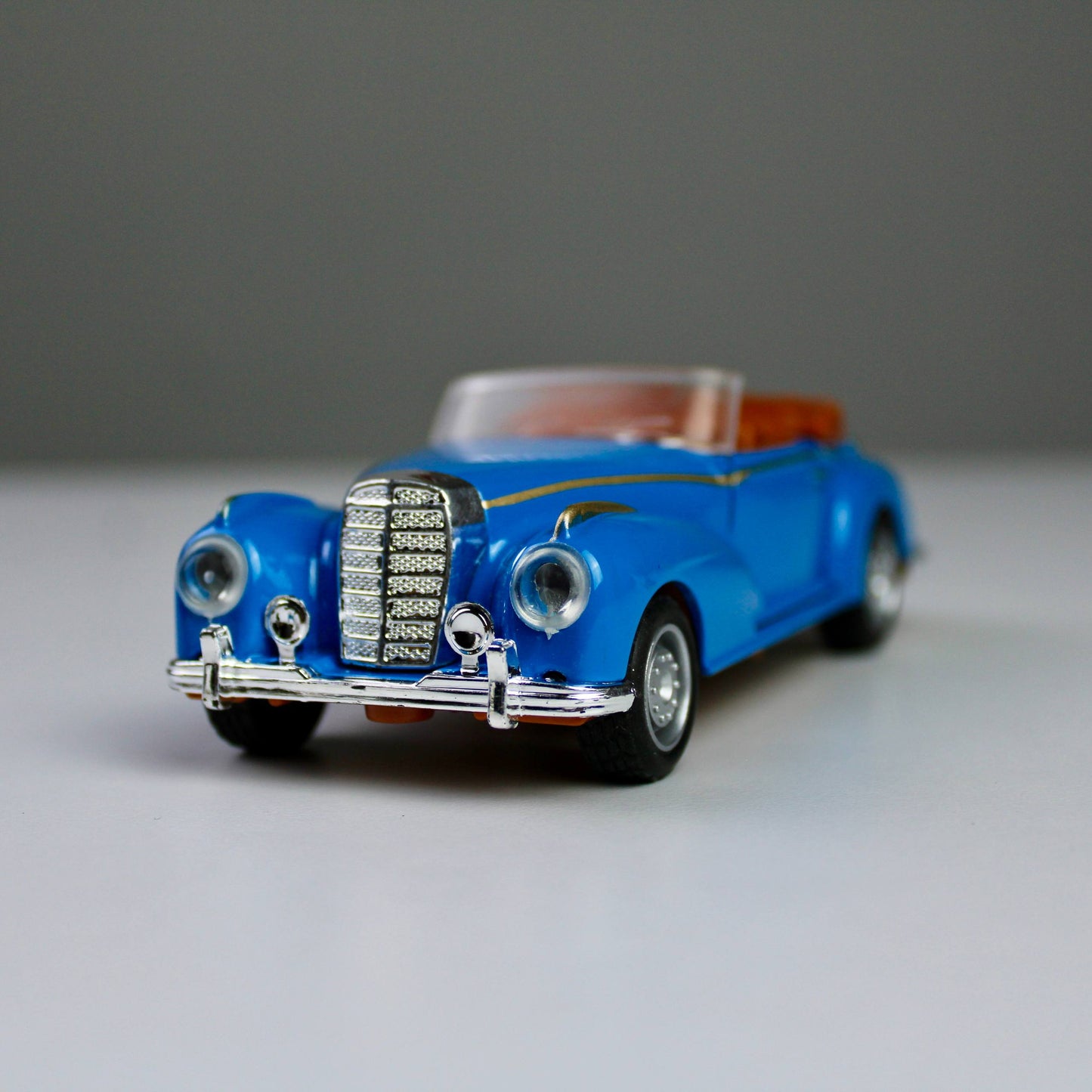 Vintage Classic Die-Cast Model Car – 1:32 Scale