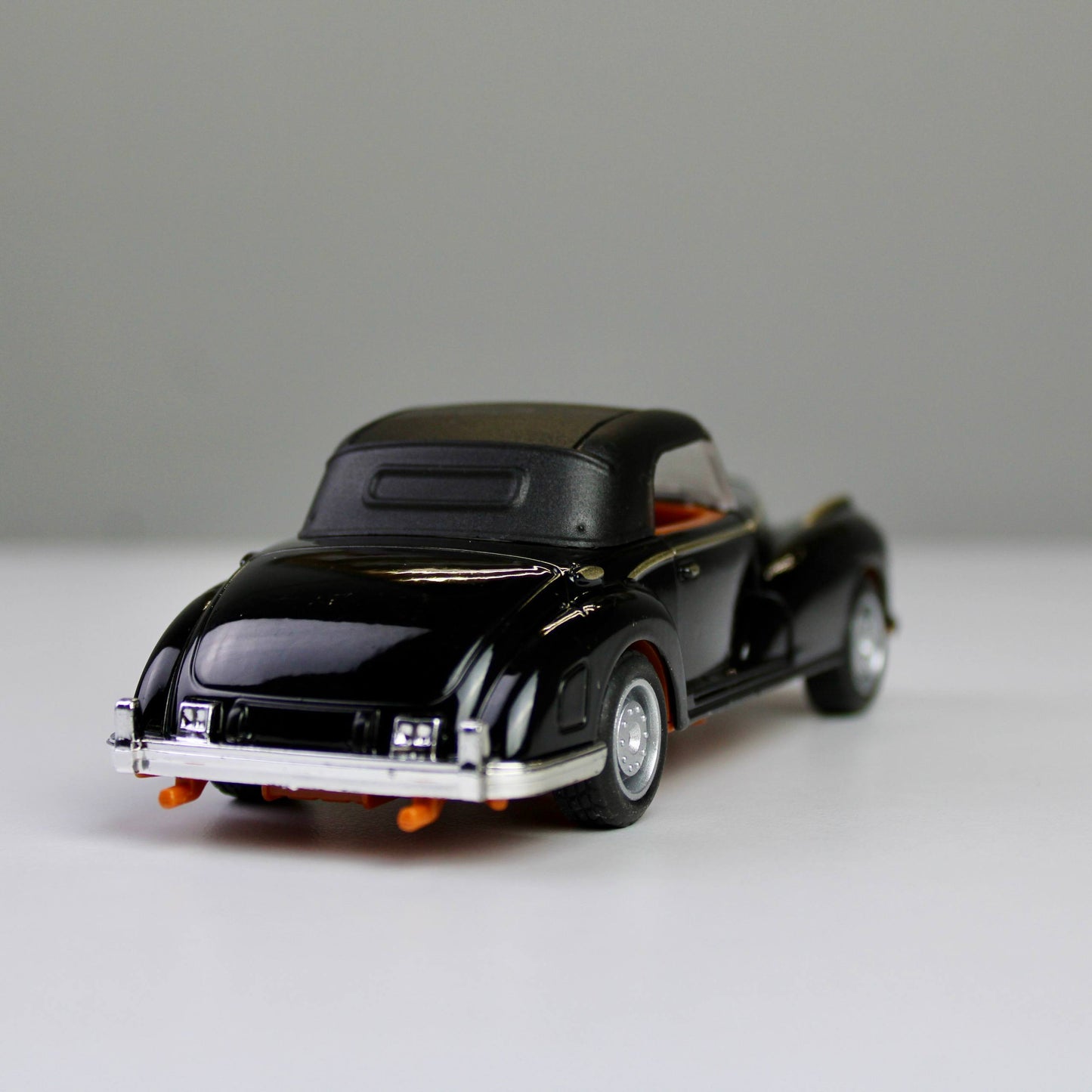 Classic Die-Cast Model Car – 1:32 Scale