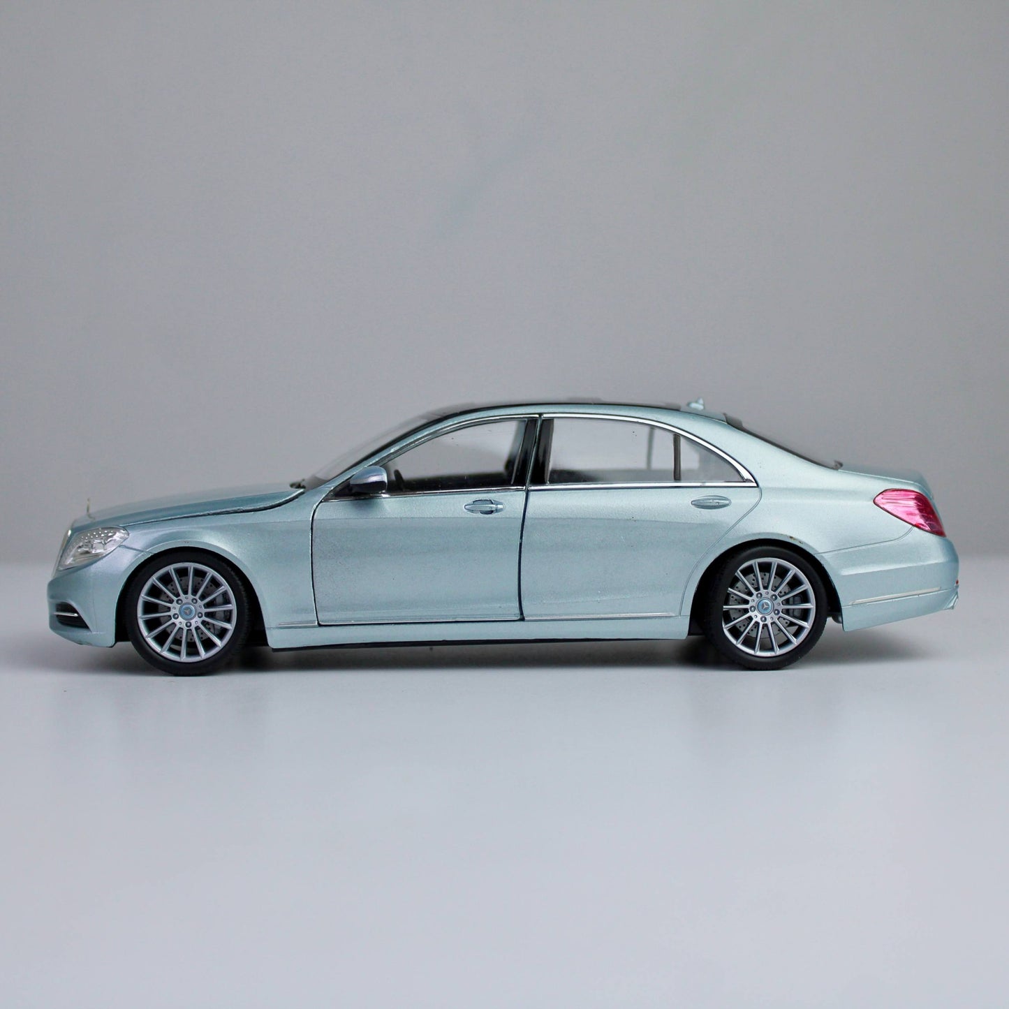 Welly Mercedes-Benz S-Class 1:24 Die-Cast Model Car