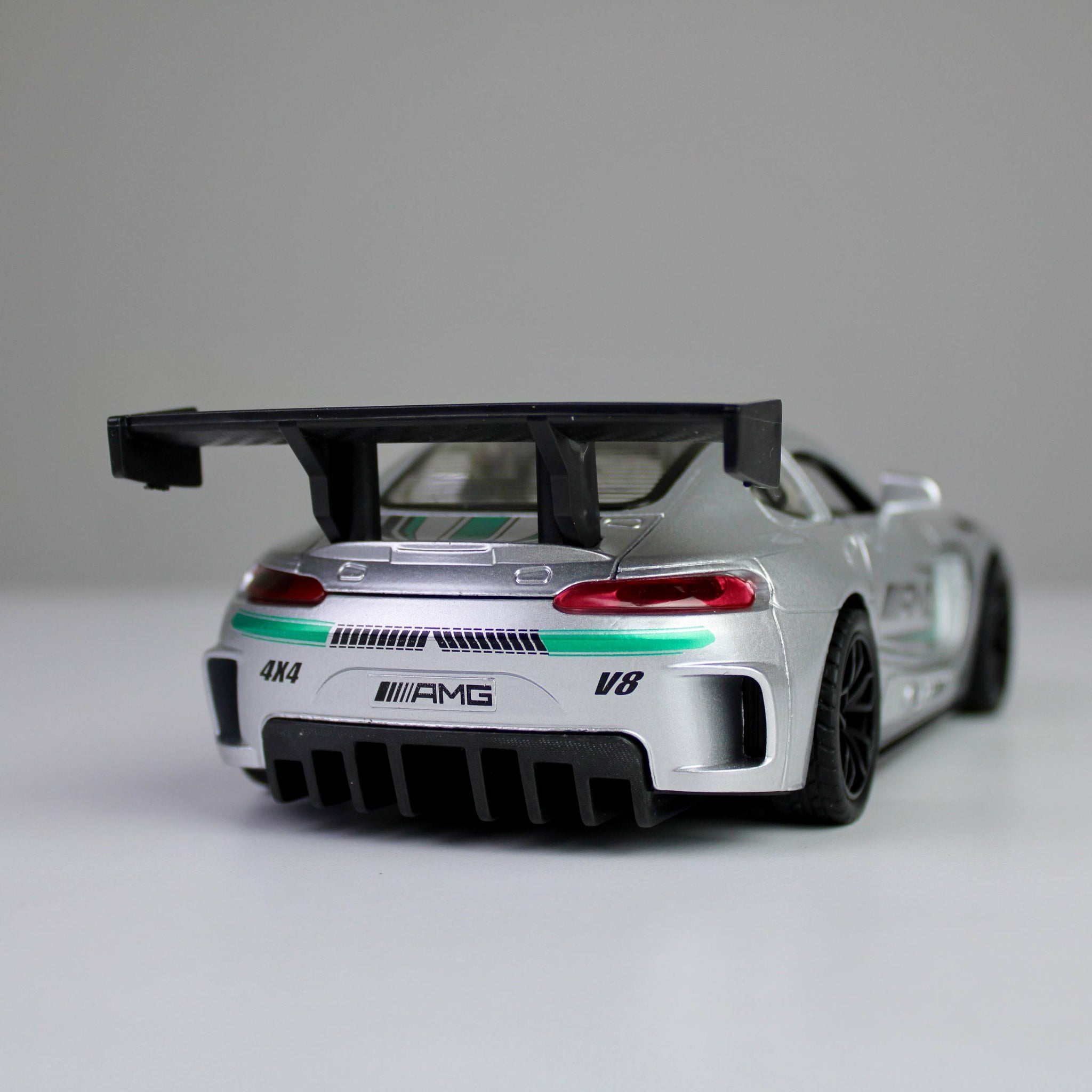 سيارة سباق AMG GT3 المصبوبة من المعدن - بمقياس 1:24 مع أضواء وأصوات