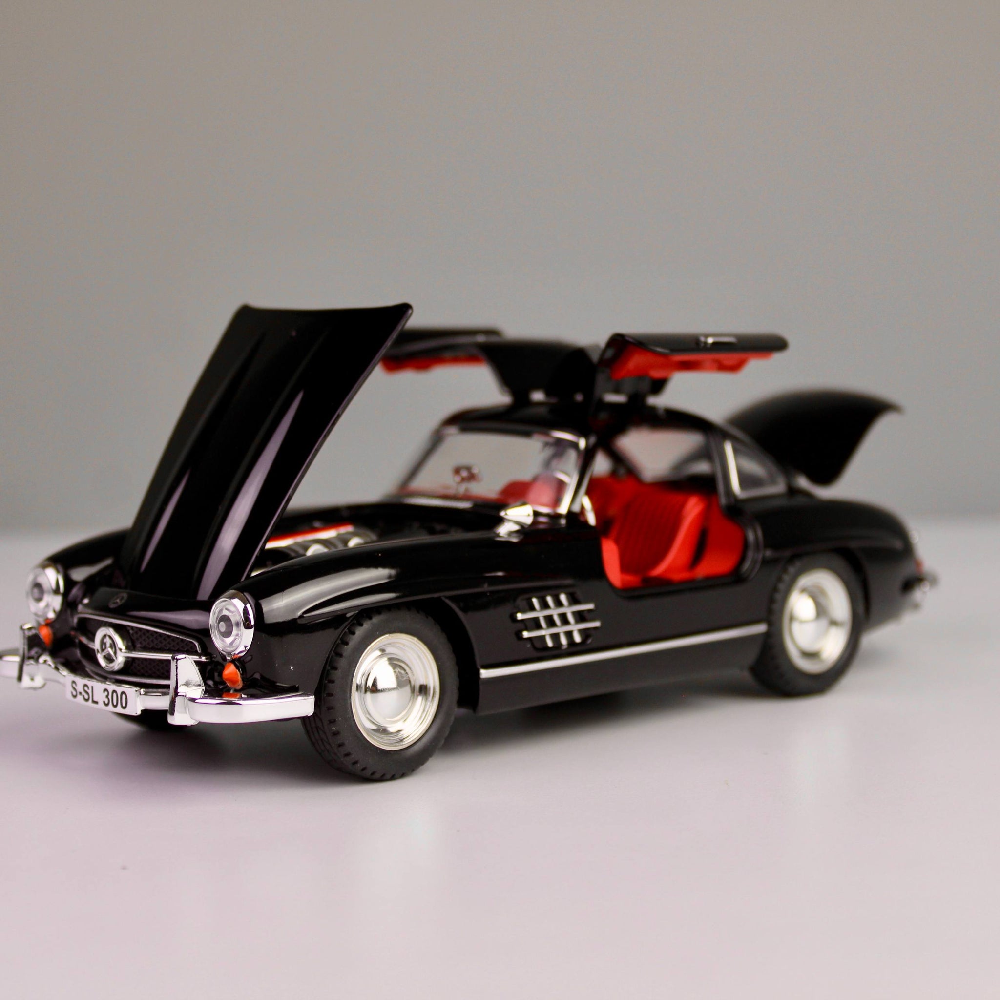 Mercedes-Benz 300 SL Die-Cast Model – Opening Doors, Lights & Sounds