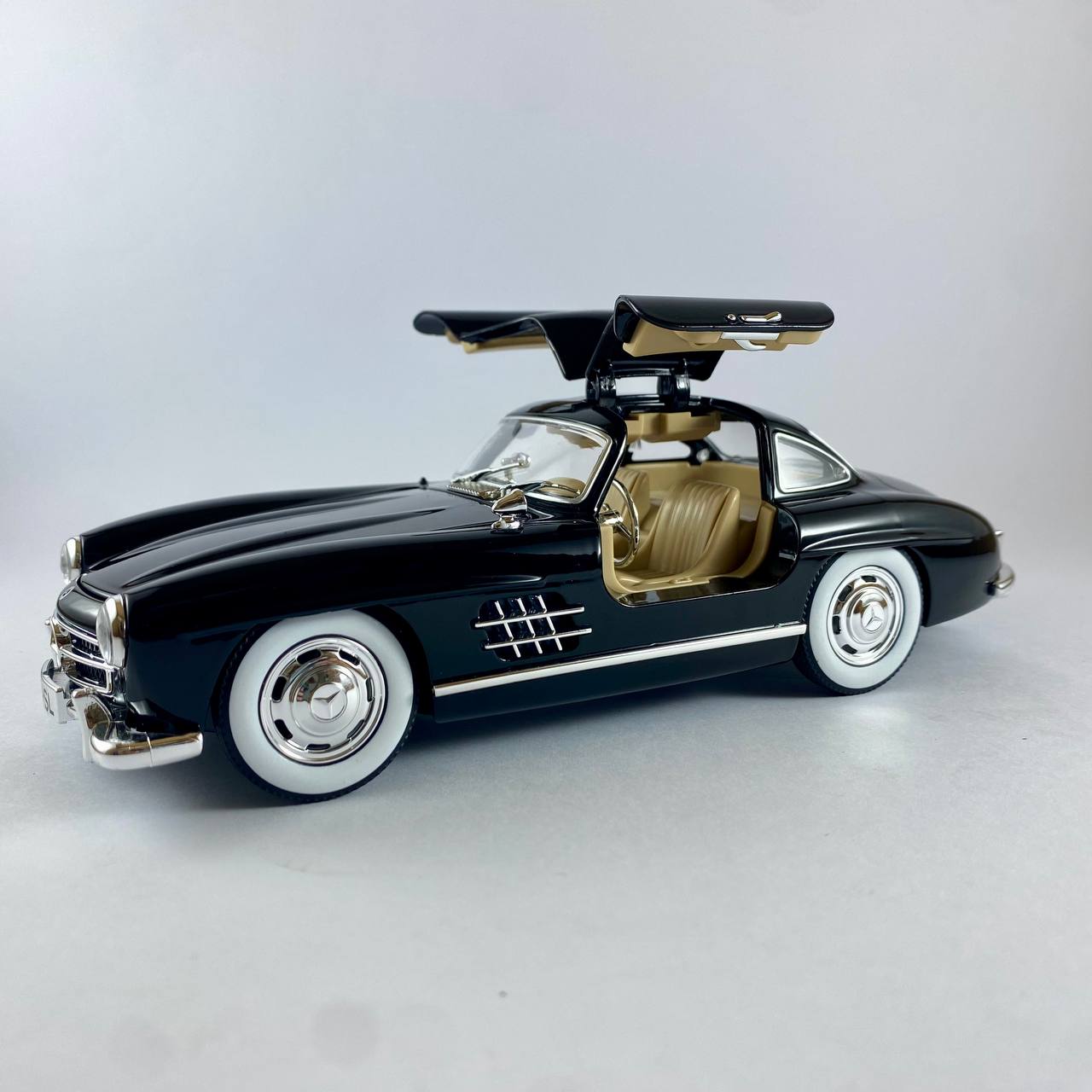 Mercedes-Benz 300SL 1:24 Scale Die-Cast Model Car