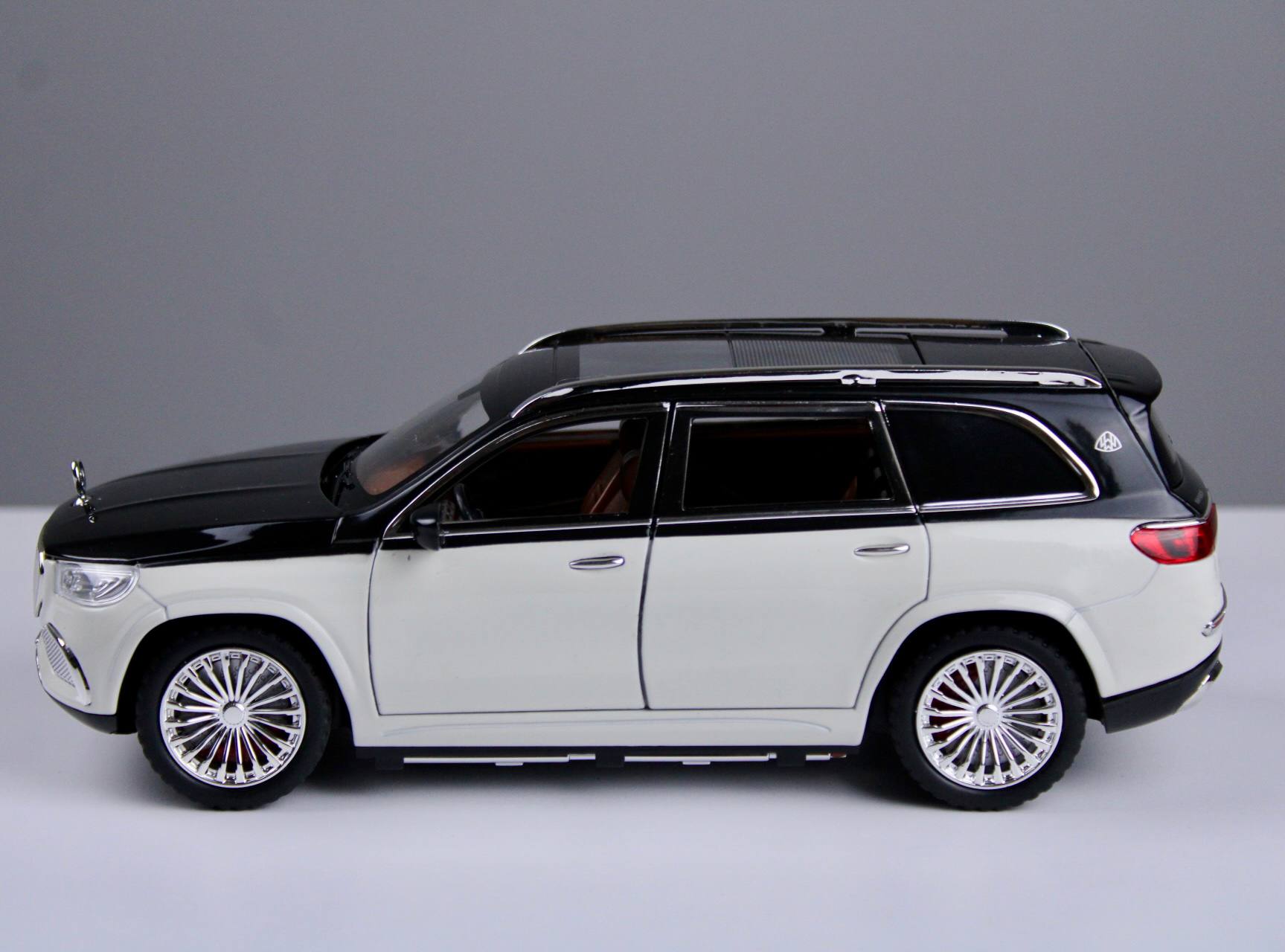 Mercedes Maybach GLS 600 Model Car – 1:24 Scale