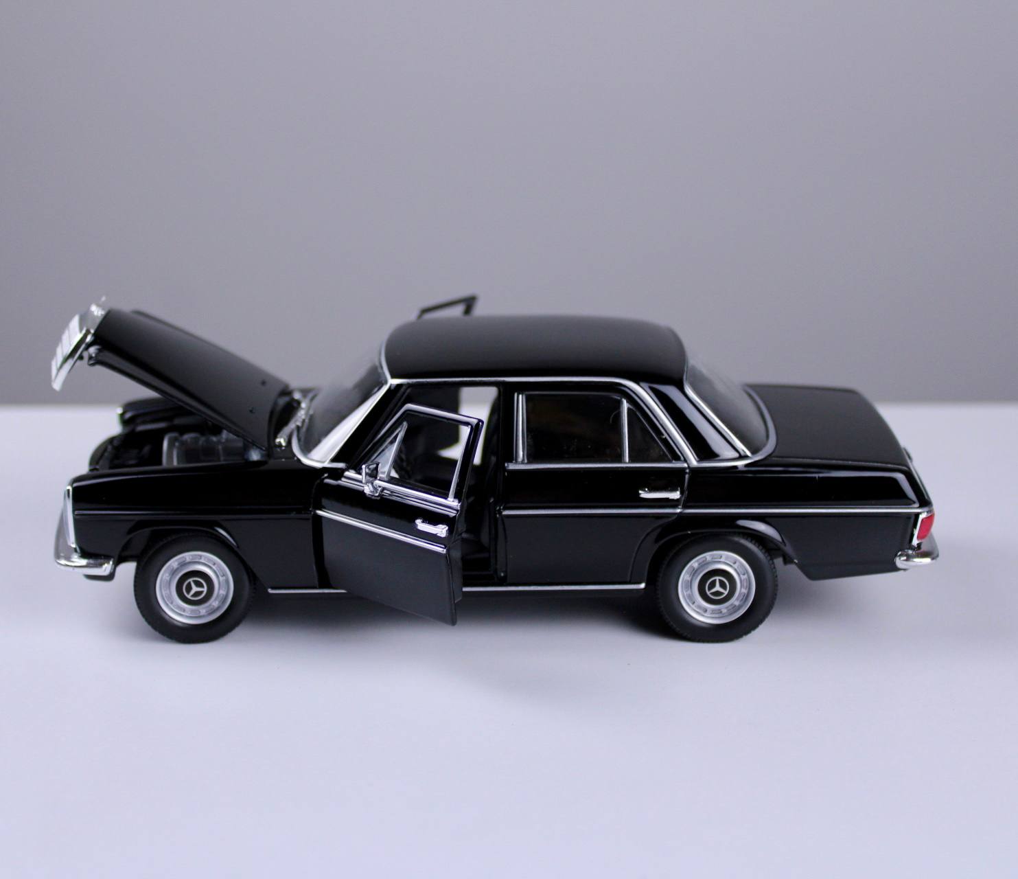 Mercedes-Benz 220 Die-Cast Model – Black