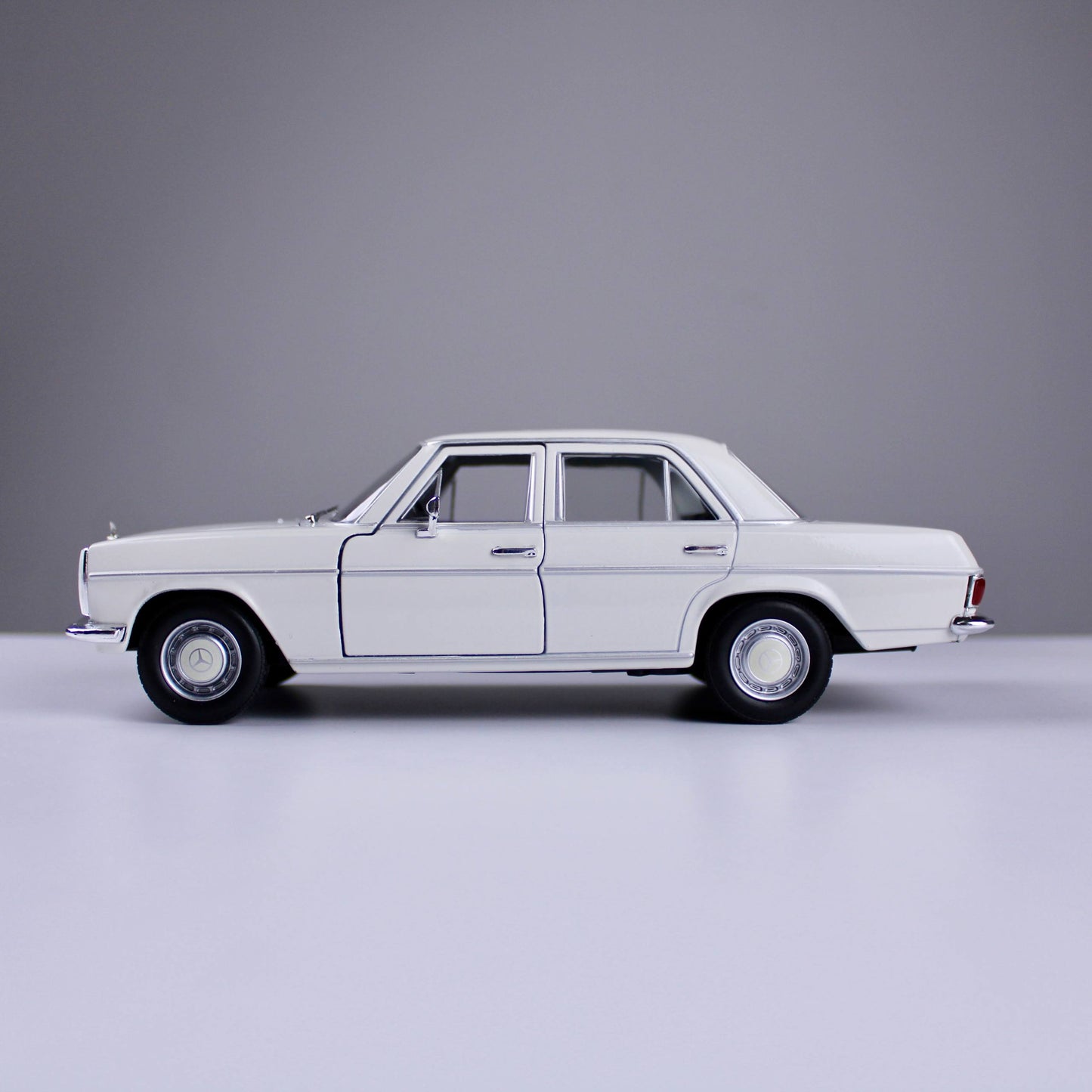 Mercedes-Benz 220 Die-Cast Model – White