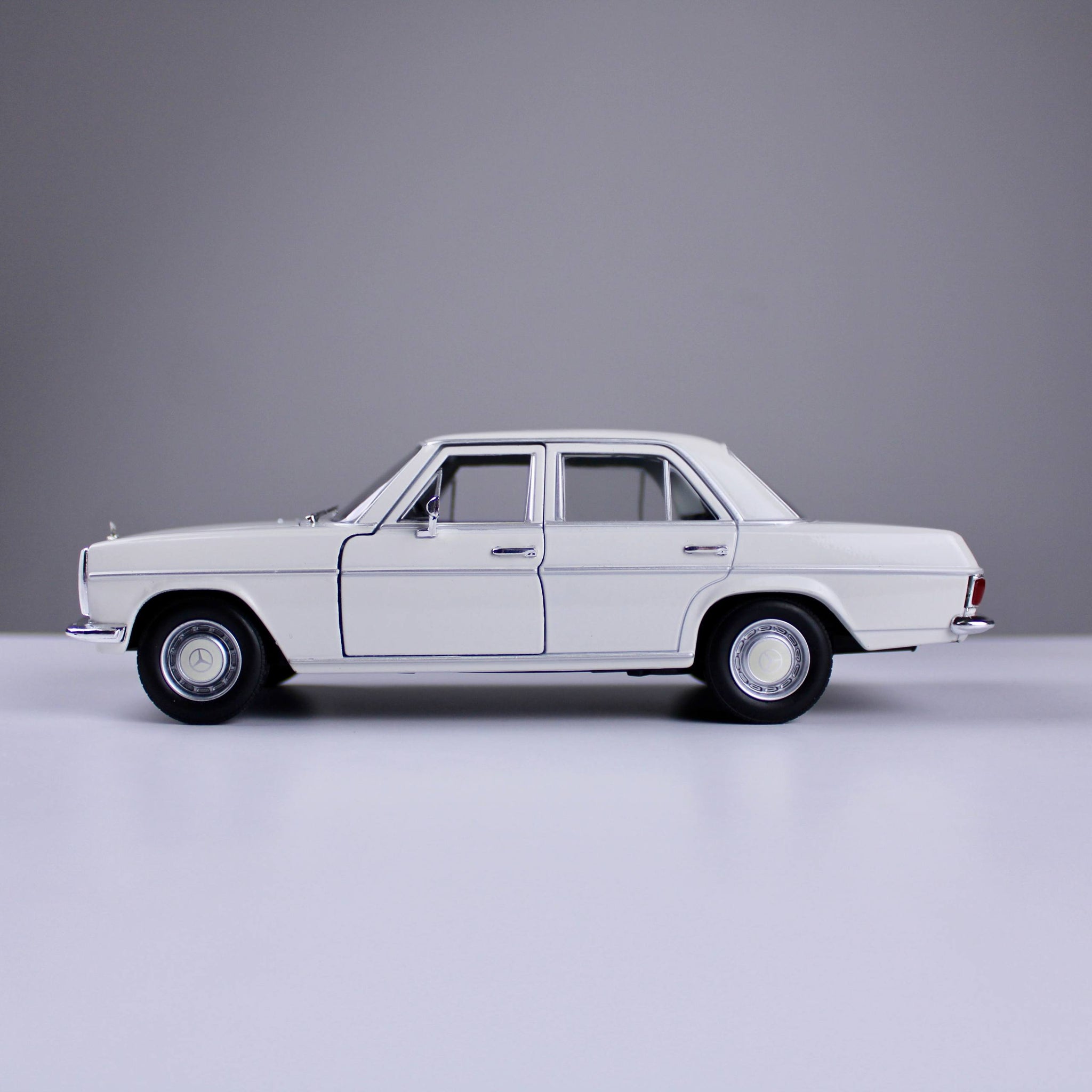 Mercedes-Benz 220 Die-Cast Model – White