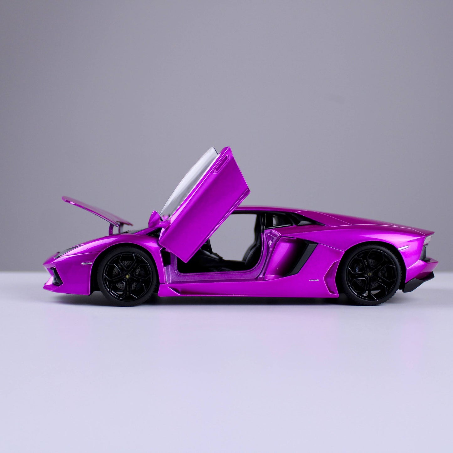 Lamborghini Aventador Coupé Die-Cast Model – Purple