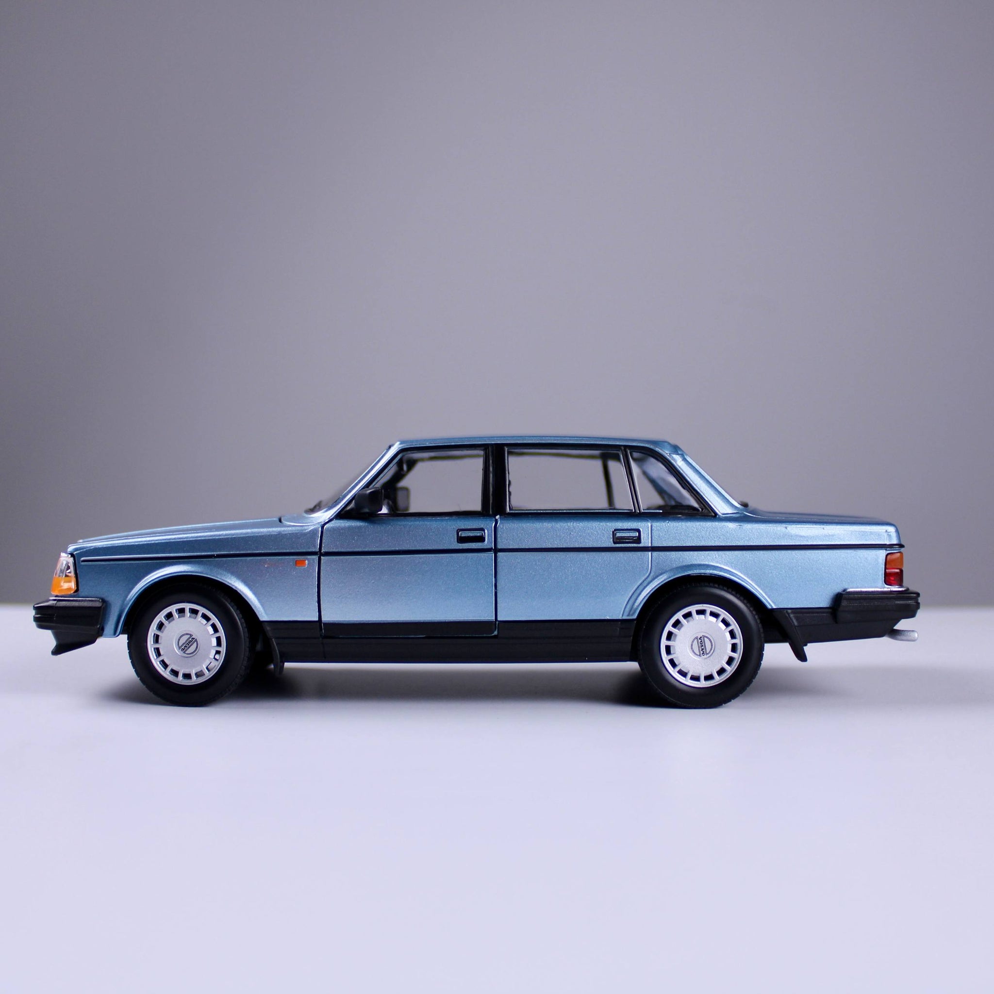 مجسم سيارة فولفو 240 GL – أزرق سماوي