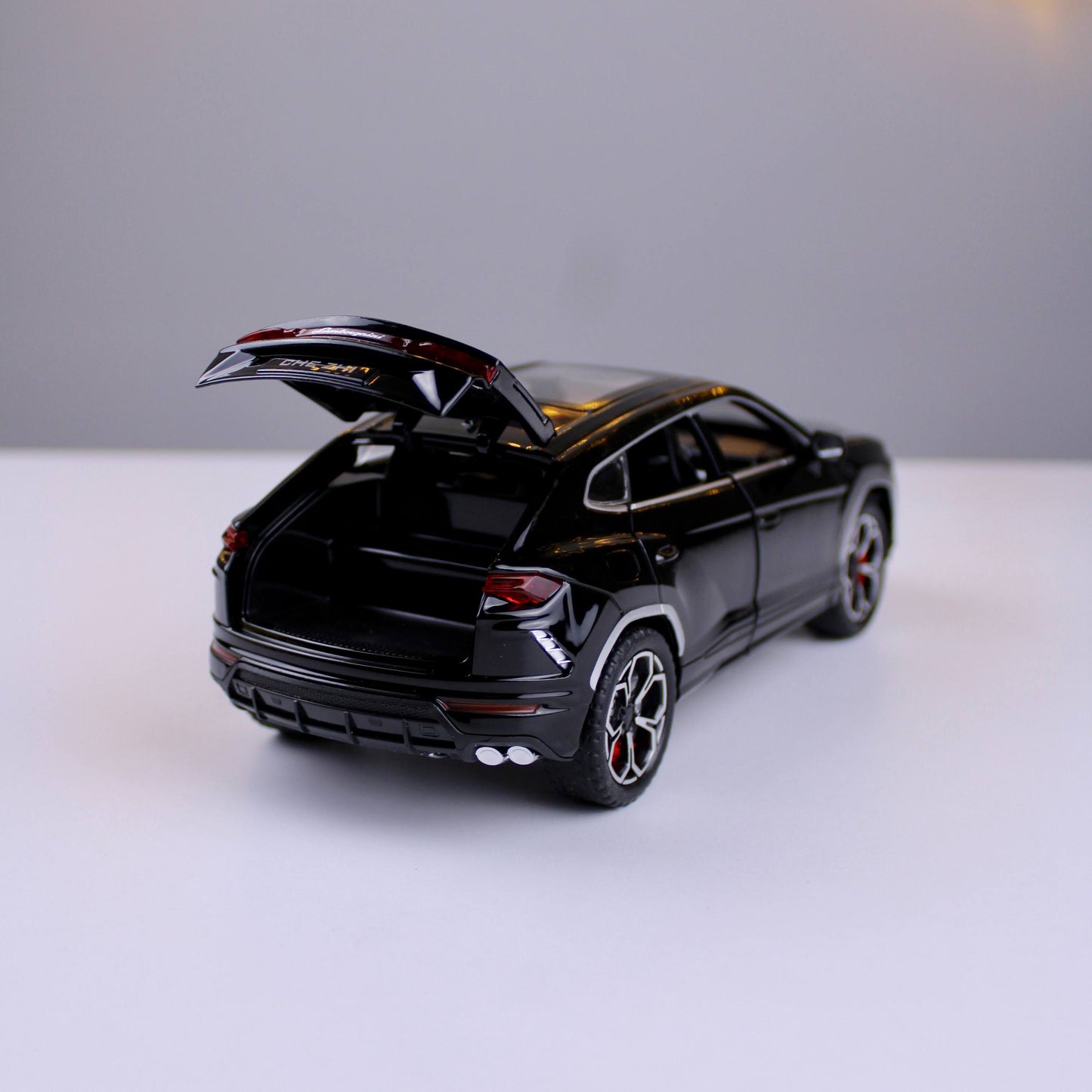 Lamborghini Urus Die-Cast Model Car – 1:24 Scale