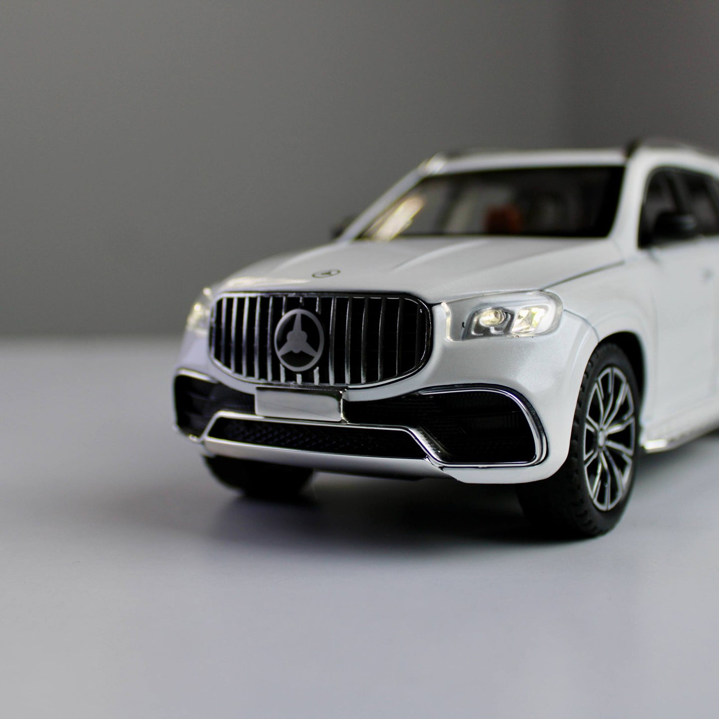 Mercedes-Benz GLS63 AMG Diecast Model – 1:24 Scale
