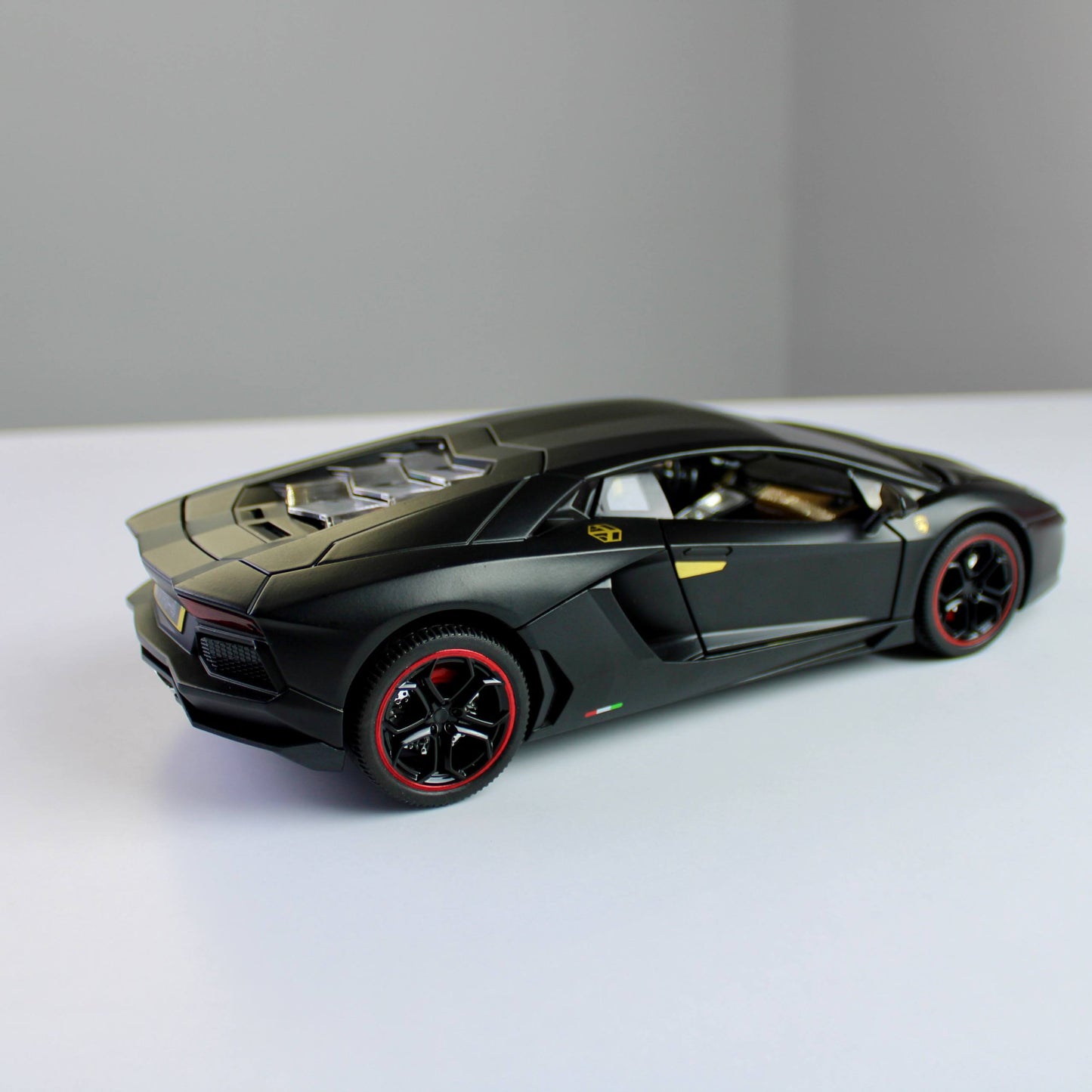 Lamborghini Countach LPI 800-4 Diecast Model – Luxury Supercar Replica (1:18)