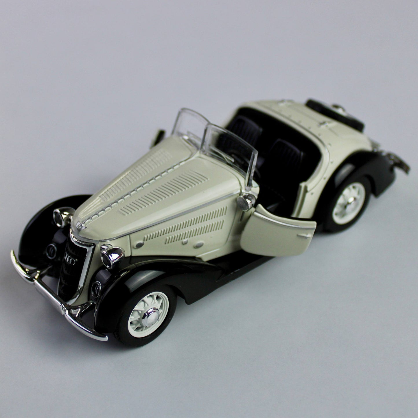 Audi Rover W25K Roadster Diecast Model – Classic Car (1:32)