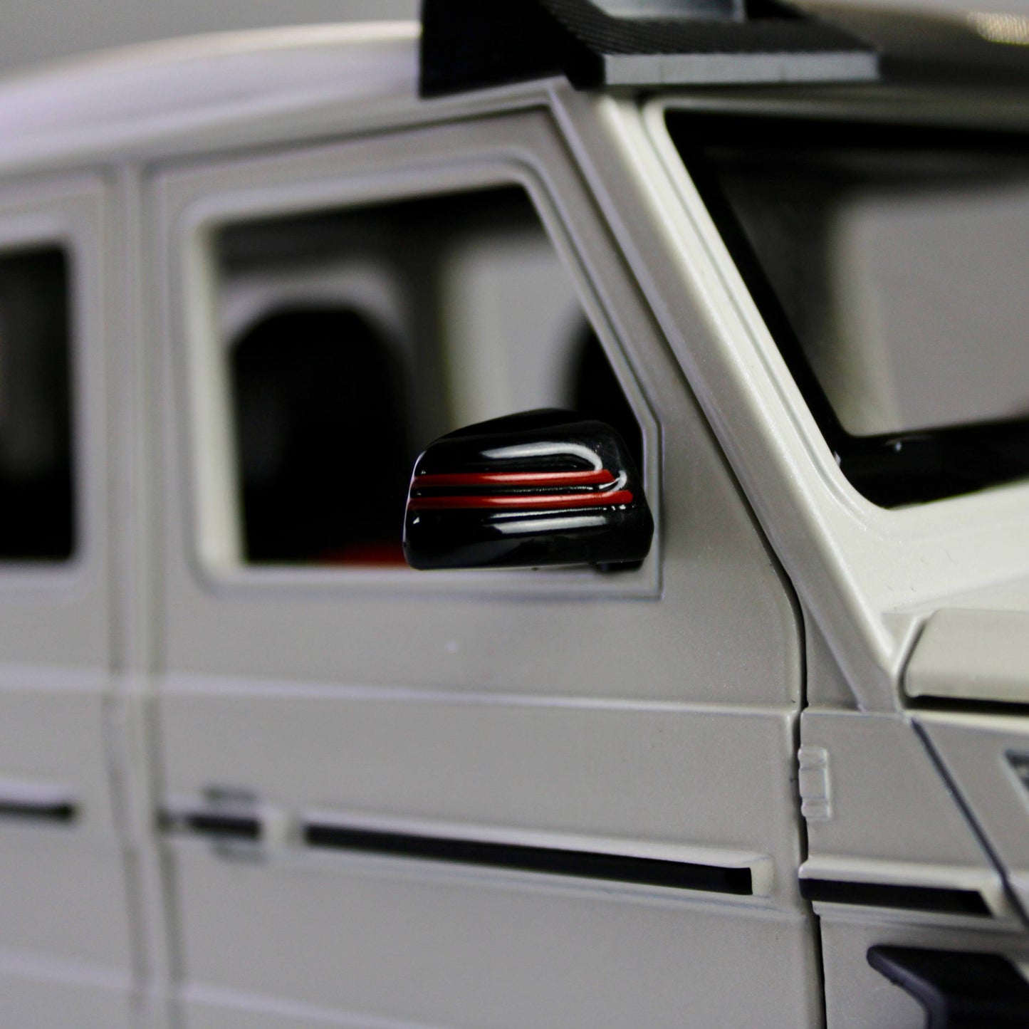 Mercedes-Benz G800 (Brabus) Diecast Model – 1:18 Scale (Magnificent Reach)