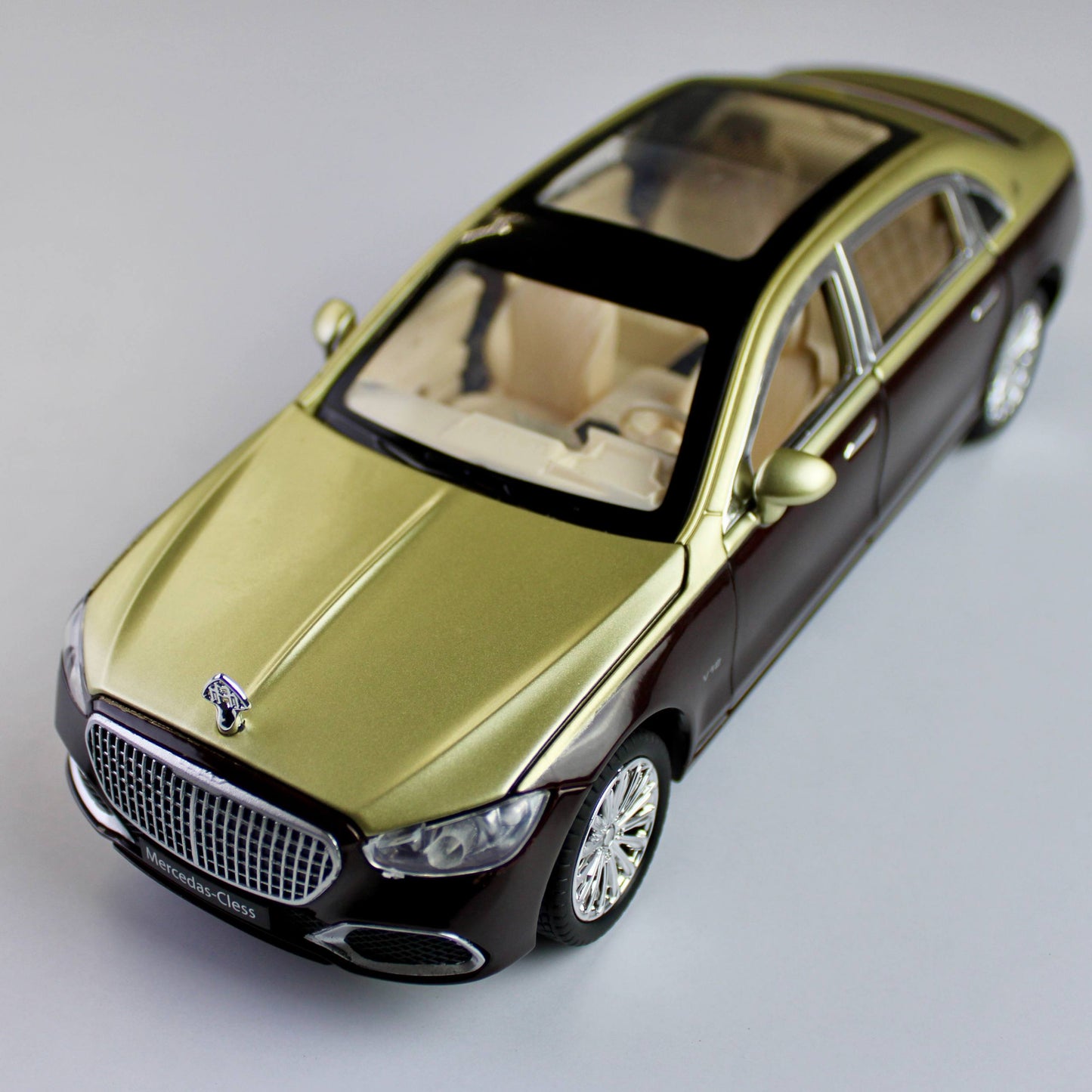 نموذج سيارة مرسيدس مايباخ 5680 المصبوبة – سيارة فاخرة (بمقياس 1:24)