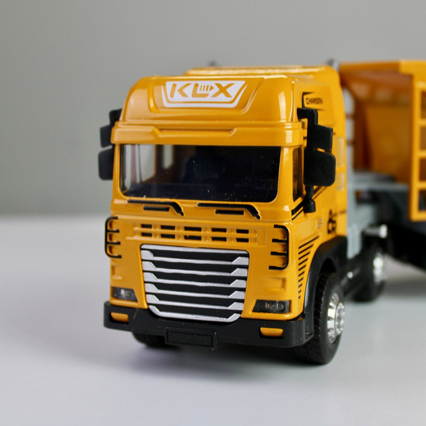 Vardem Transport Truck Diecast Model – Light, Sound