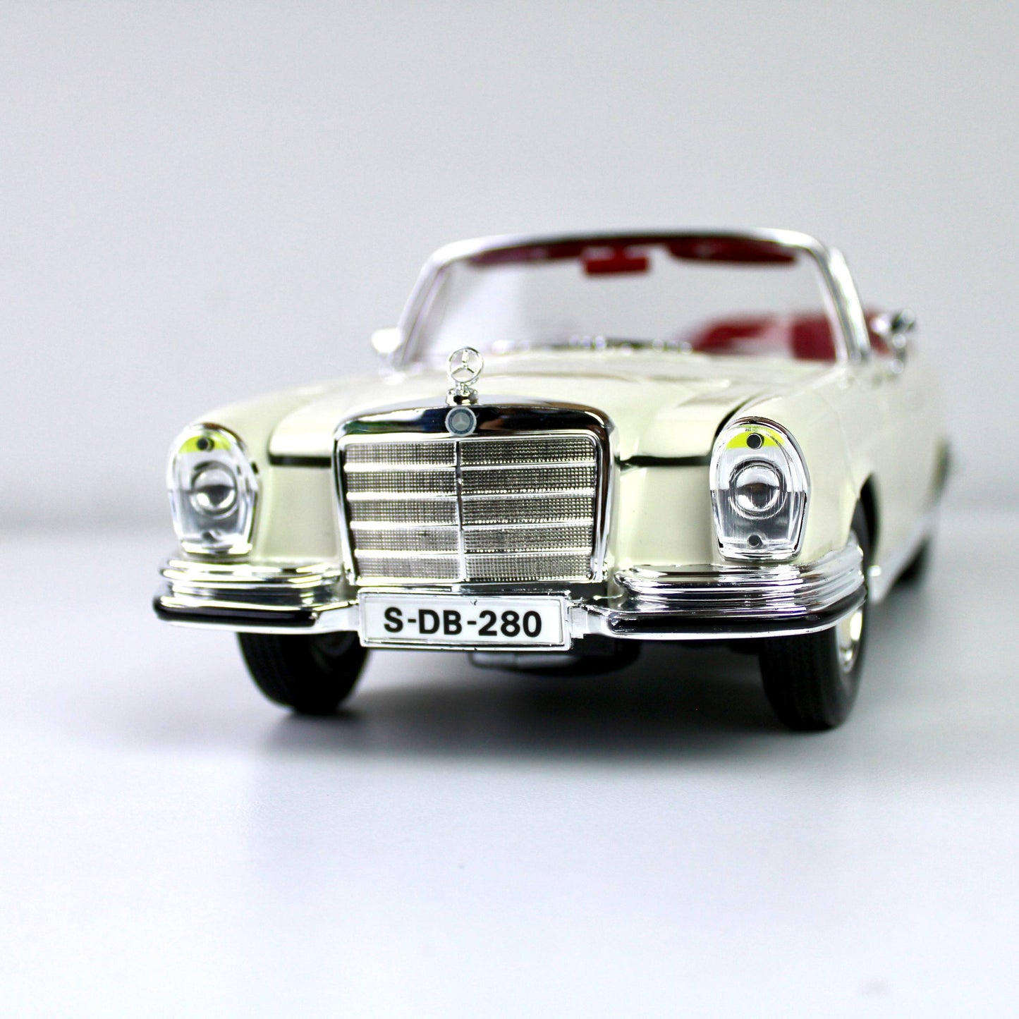 Maisto Mercedes-Benz 280 SE Cabriolet 1967 1:18 Die-Cast Model