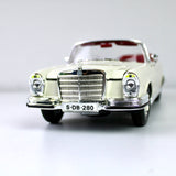 Maisto Mercedes-Benz 280 SE Cabriolet 1967 1:18 Die-Cast Model
