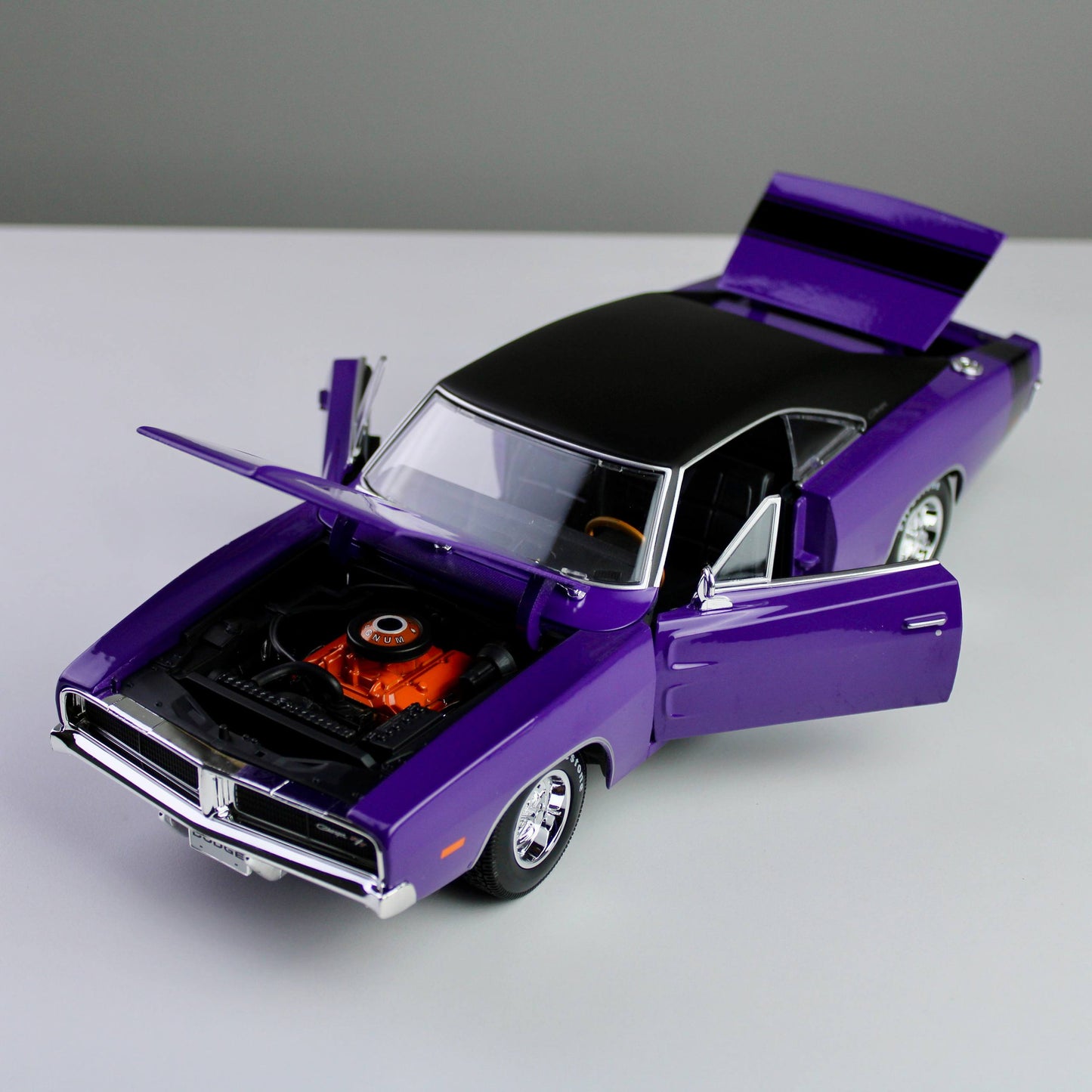 Maisto Dodge Charger R/T 1969 1:18 Die-Cast Model Car
