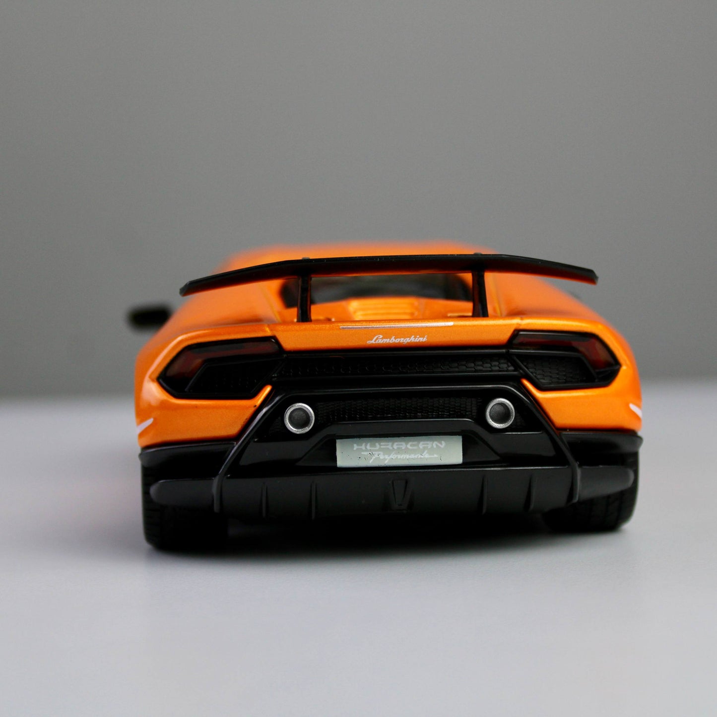 Bburago Lamborghini Huracán Performante 1:24 Die-Cast Model Car