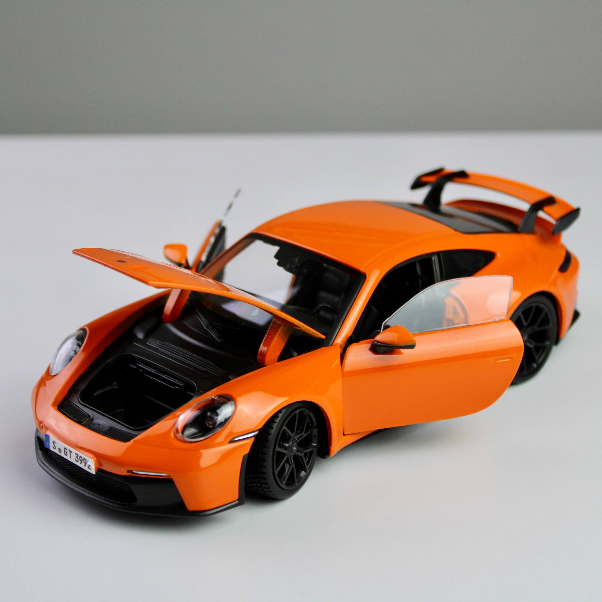 سيارة نموذج بورش 911 GT3 من Bburago بمقياس 1:24 - مجموعة ستار