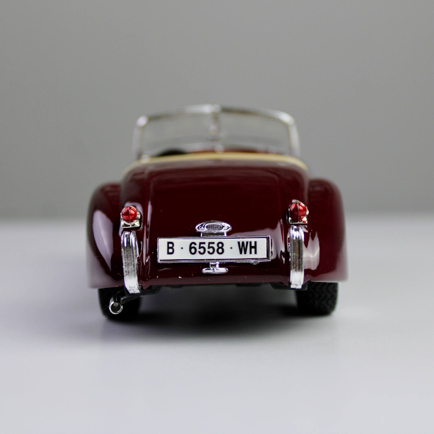 Bburago Jaguar XK 120 Roadster 1951 1:24 Die-Cast Model Car