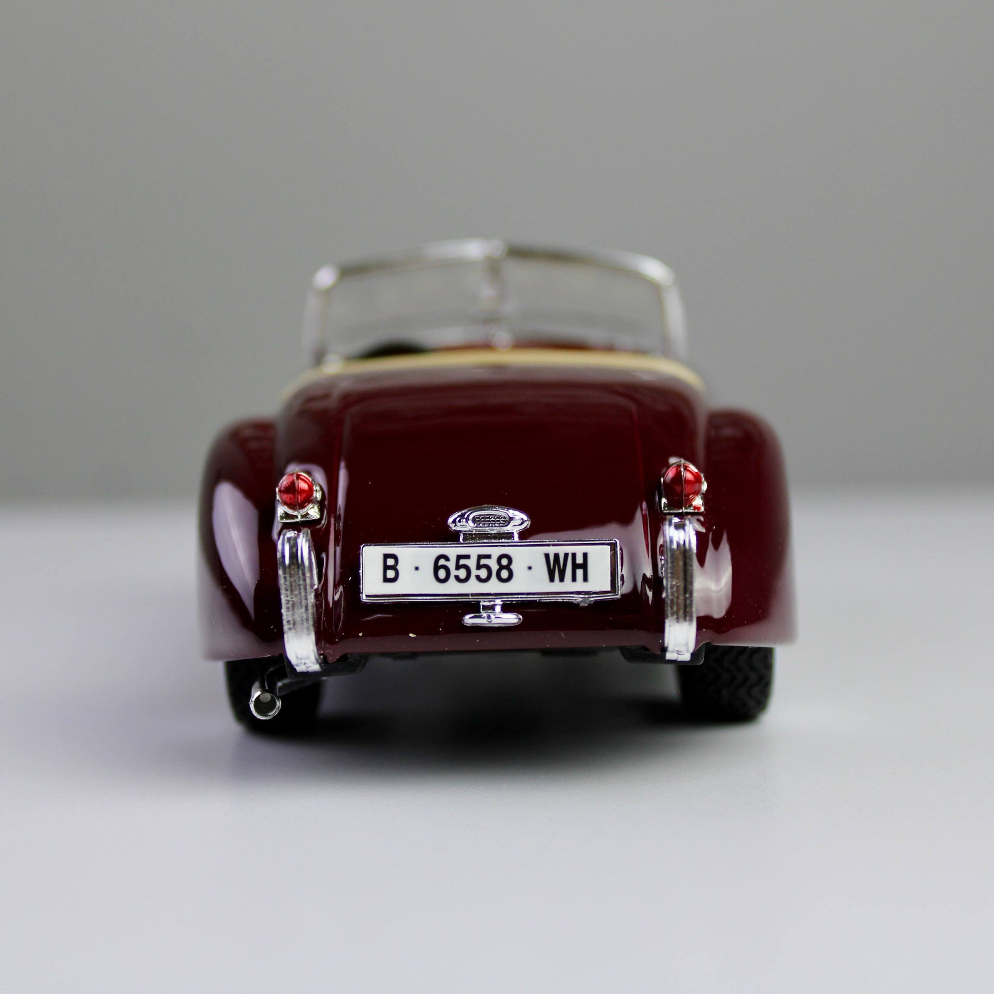 Bburago Jaguar XK 120 Roadster 1951 1:24 Die-Cast Model Car