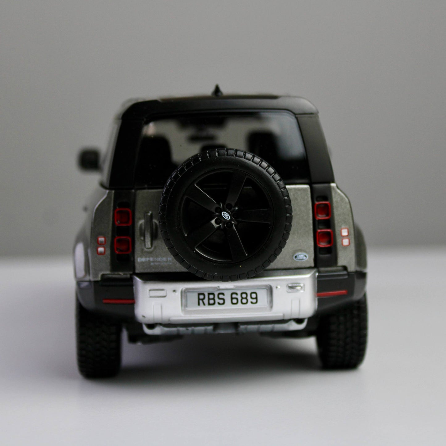 Bburago Land Rover Defender 110 2022 1:24 Die-Cast Model