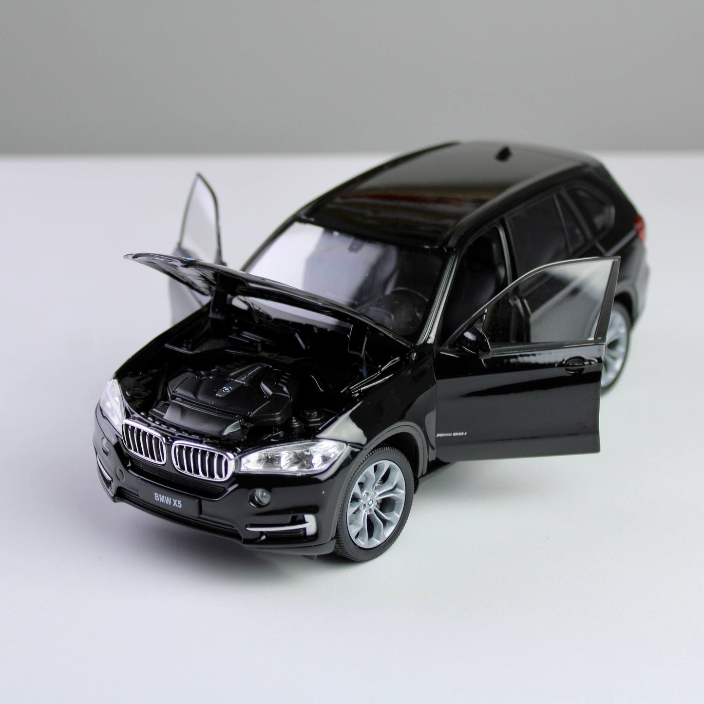 Welly BMW X5 1:24 Die-Cast Model SUV