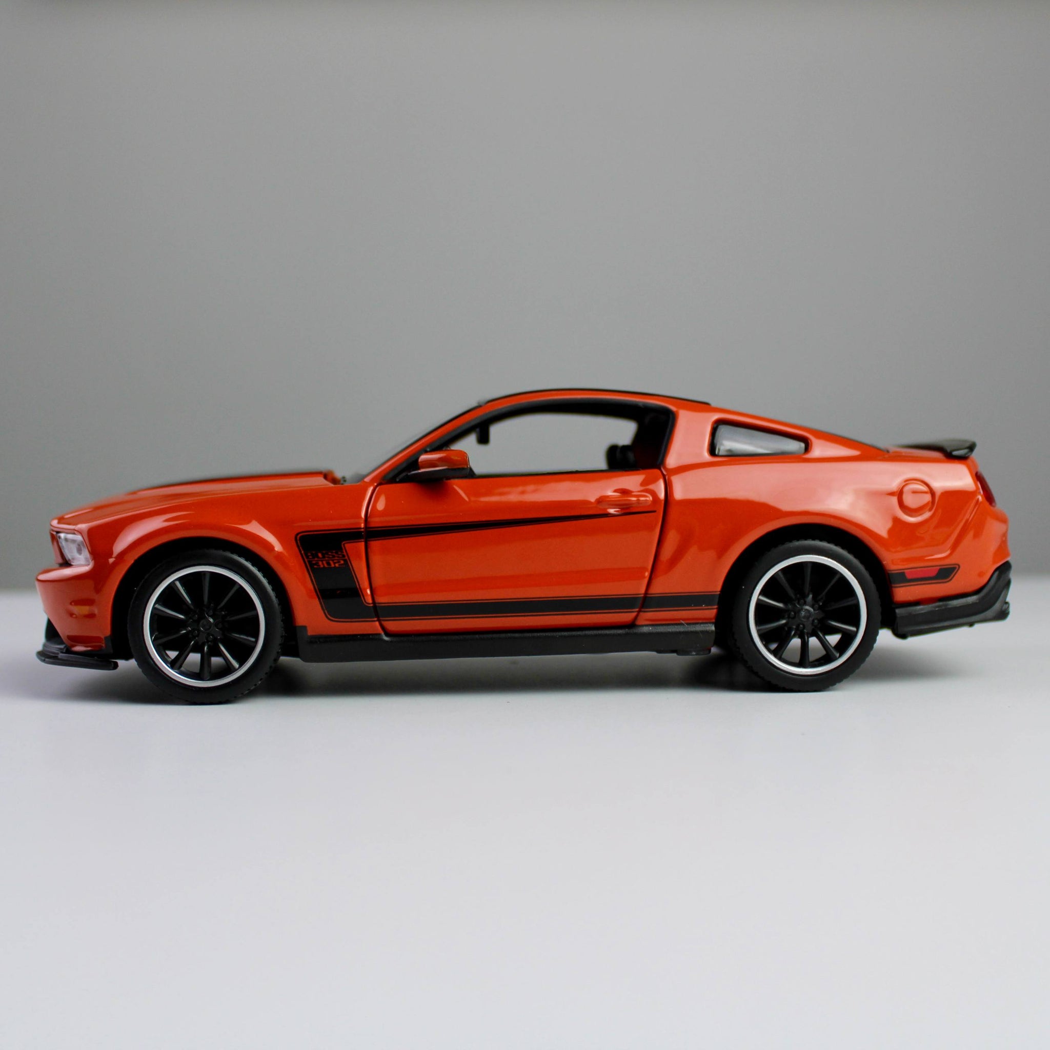 Maisto Ford Mustang Boss 302 1:24 Die-Cast Model Car