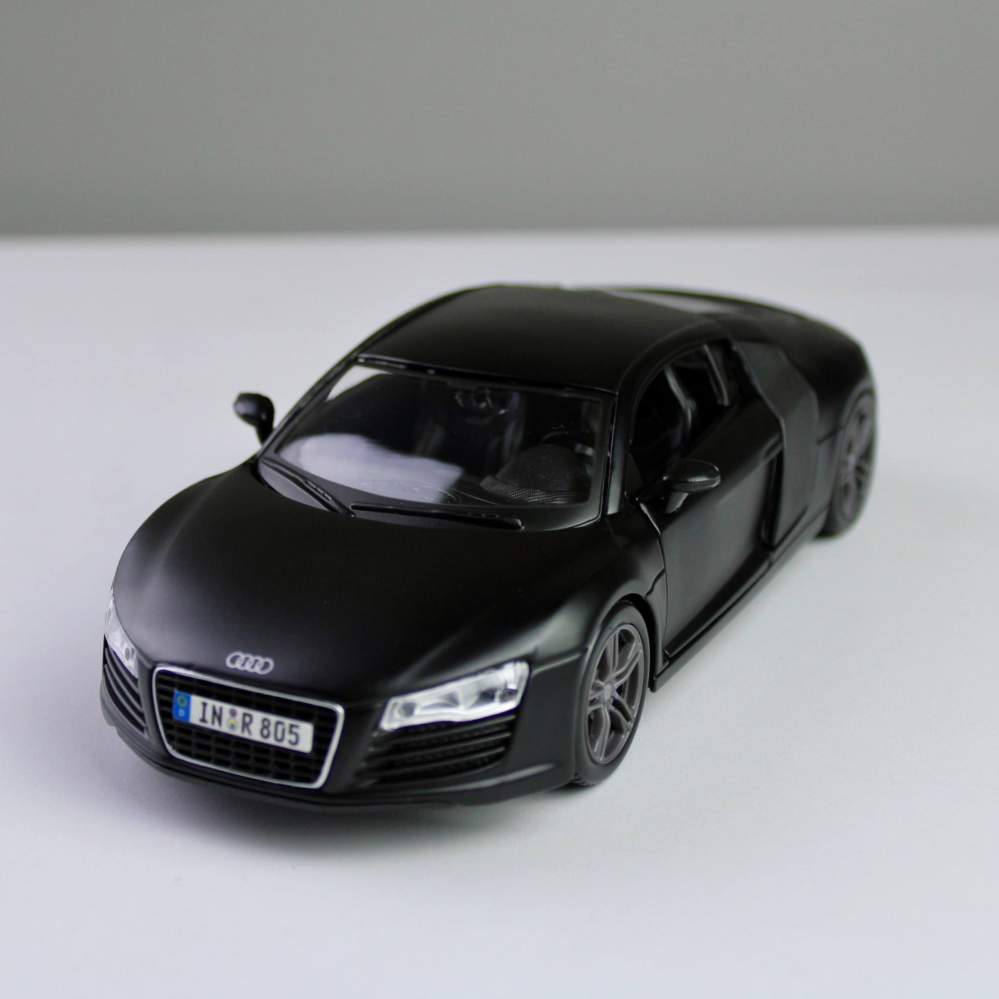 Maisto Audi R8 V10 Plus 1:24 Die-Cast Model Car