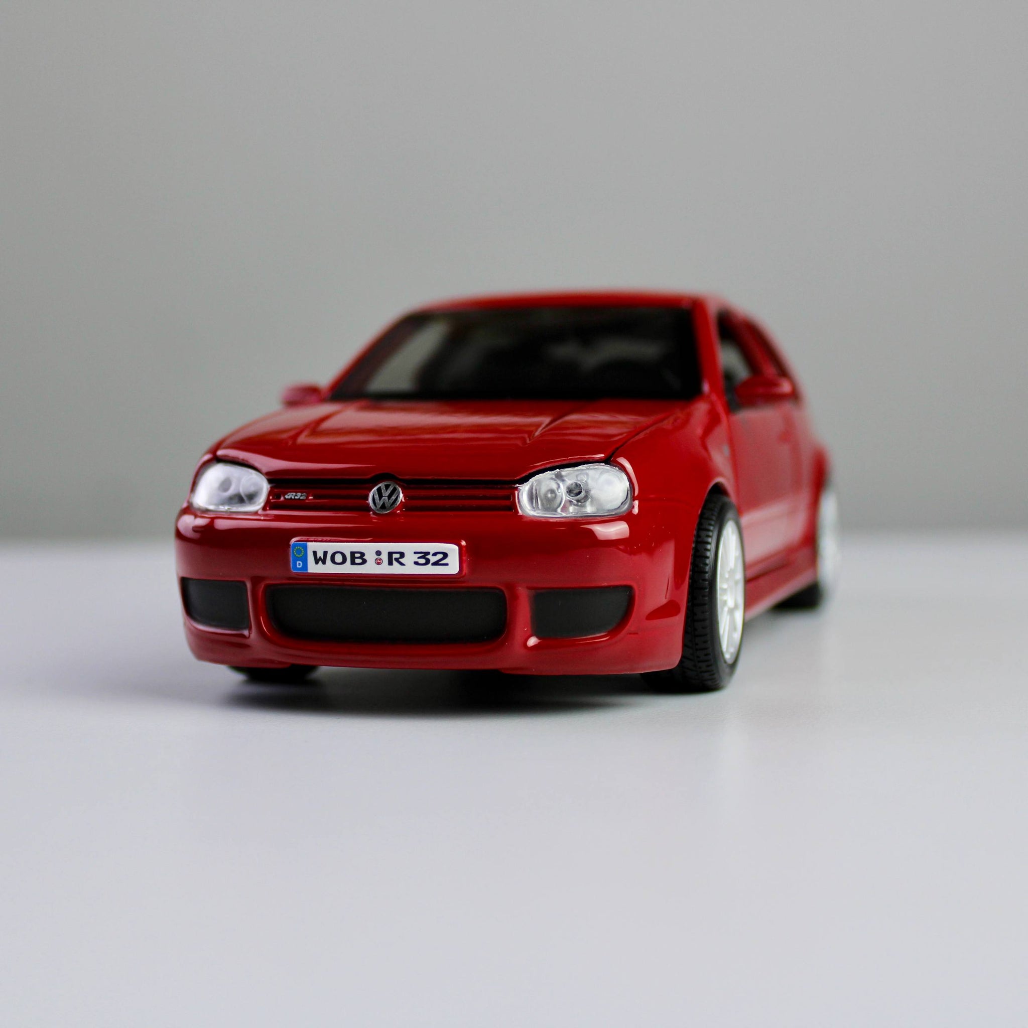 Maisto Volkswagen Golf R32 1:24 Die-Cast Model Car – Special Edition