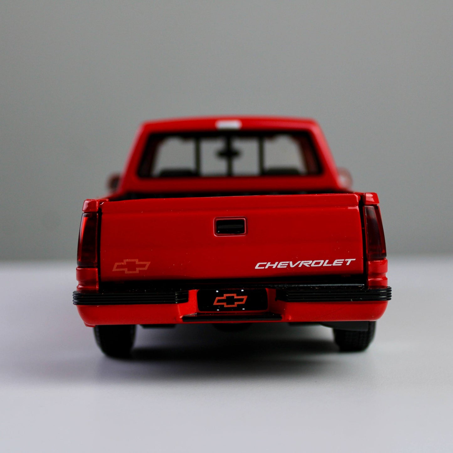 Maisto Chevrolet 454 SS Pickup 1993 1:24 Die-Cast Model Truck – Special Edition