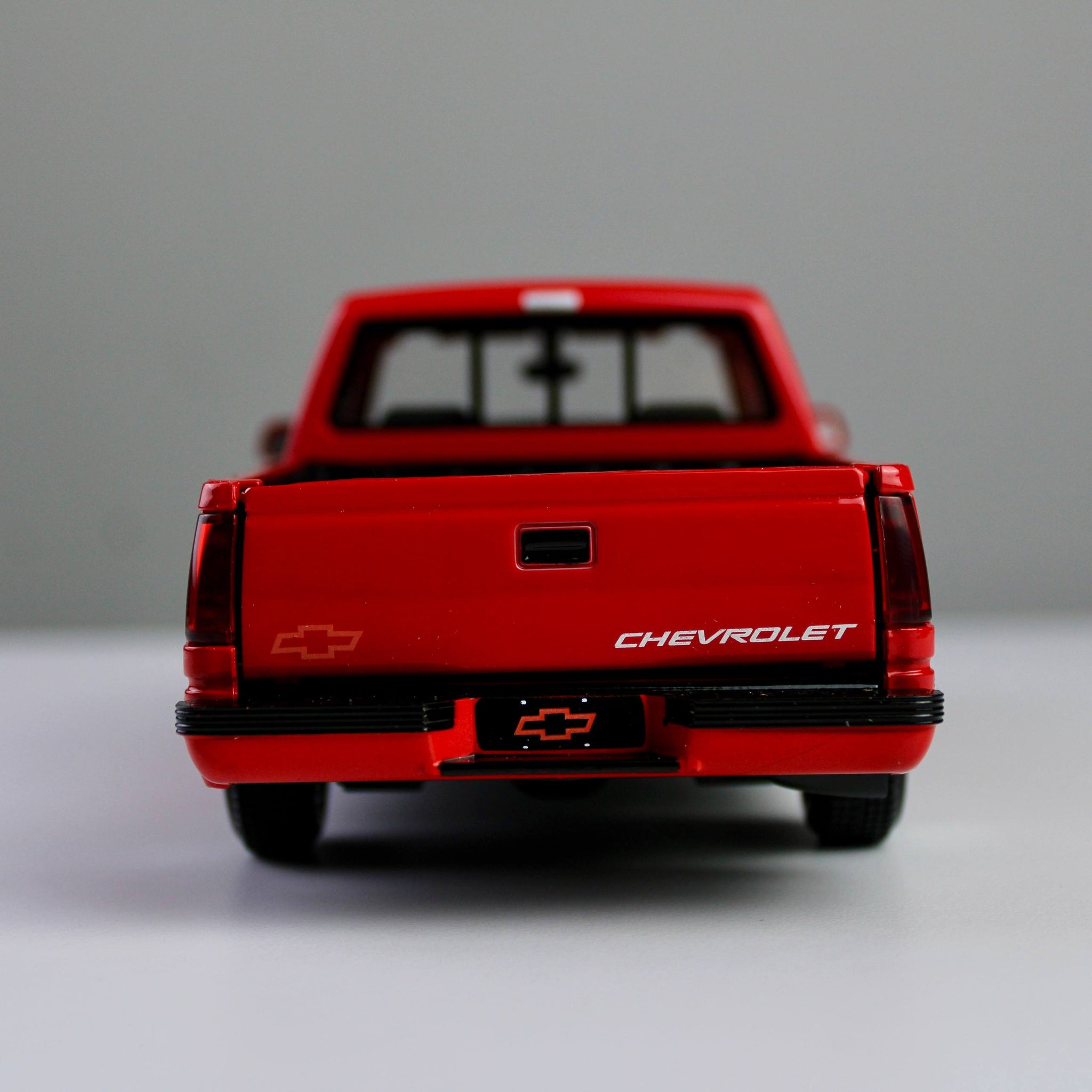 Maisto Chevrolet 454 SS Pickup 1993 1:24 Die-Cast Model Truck – Special Edition