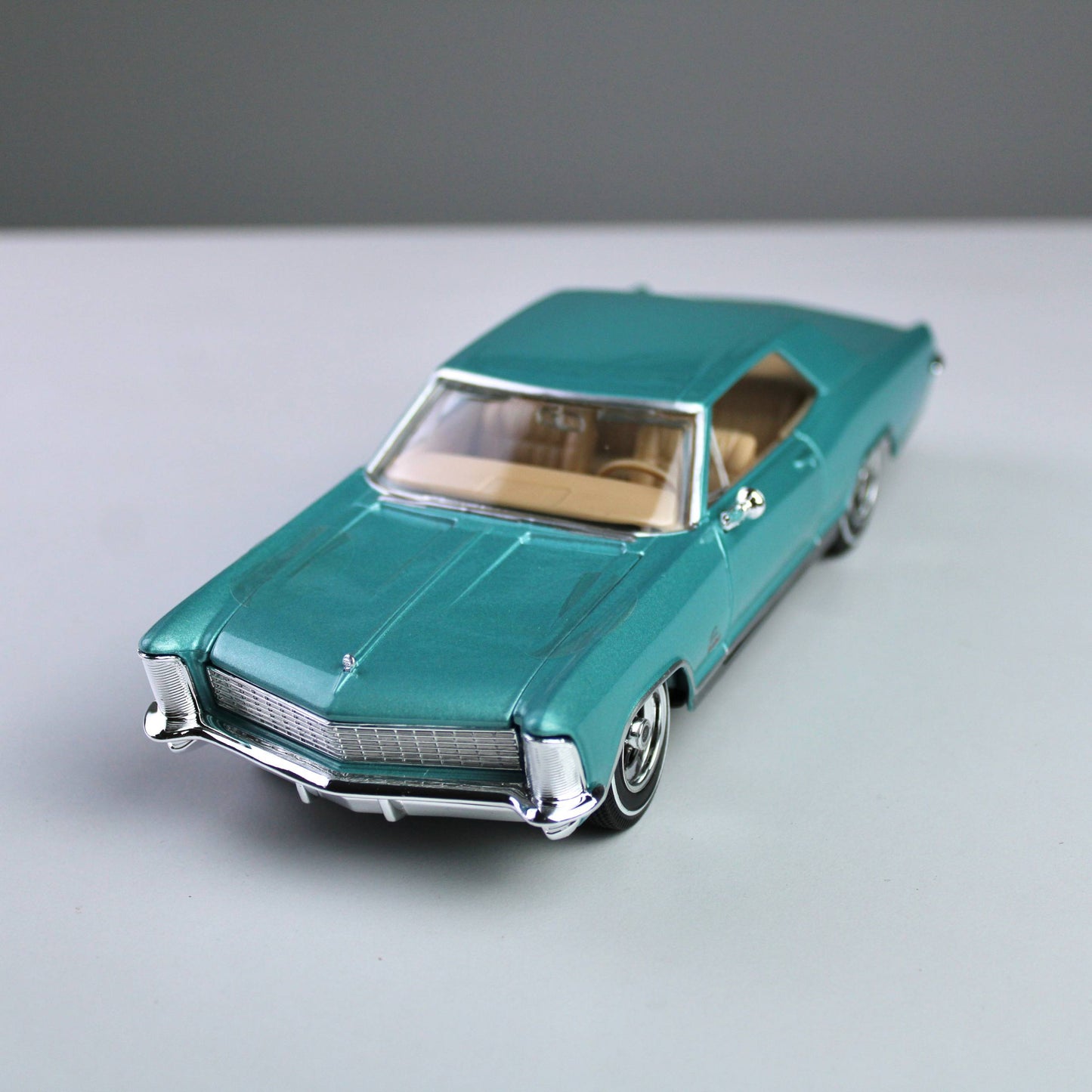 Maisto Buick Riviera 1965 1:26 Die-Cast Model Car – Special Edition