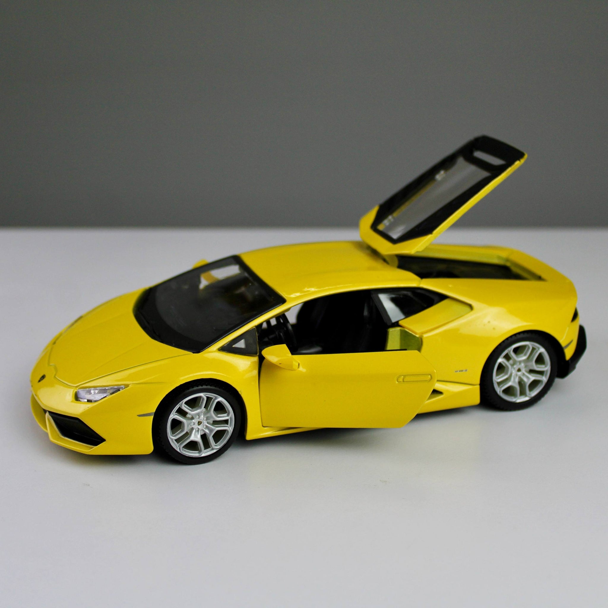 Maisto Lamborghini Huracán LP 610-4 1:24 Die-Cast Model Car
